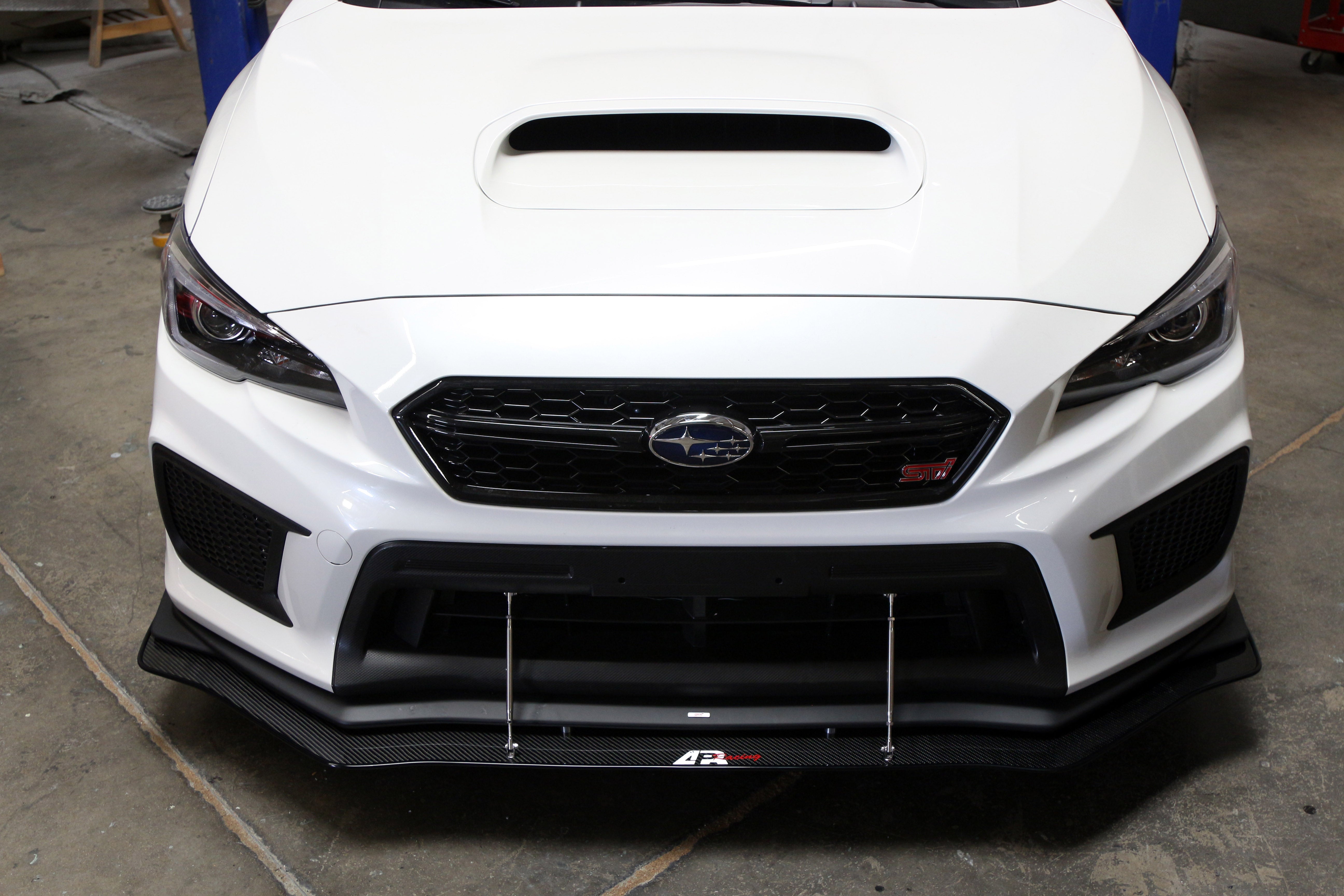 Divisor de viento de fibra de carbono APR con varillas (borde OEM) (Subaru WRX/STI 2018-2021)
