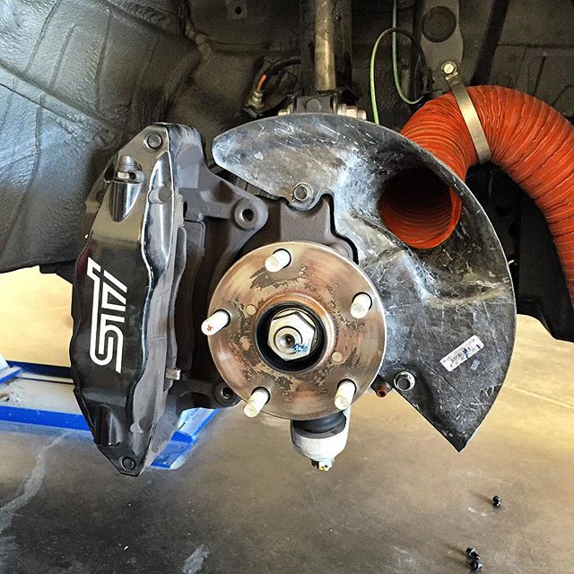 Placa de soporte de rotor de freno de fibra de carbono APR con manguera (Subaru STI 2008-2014)