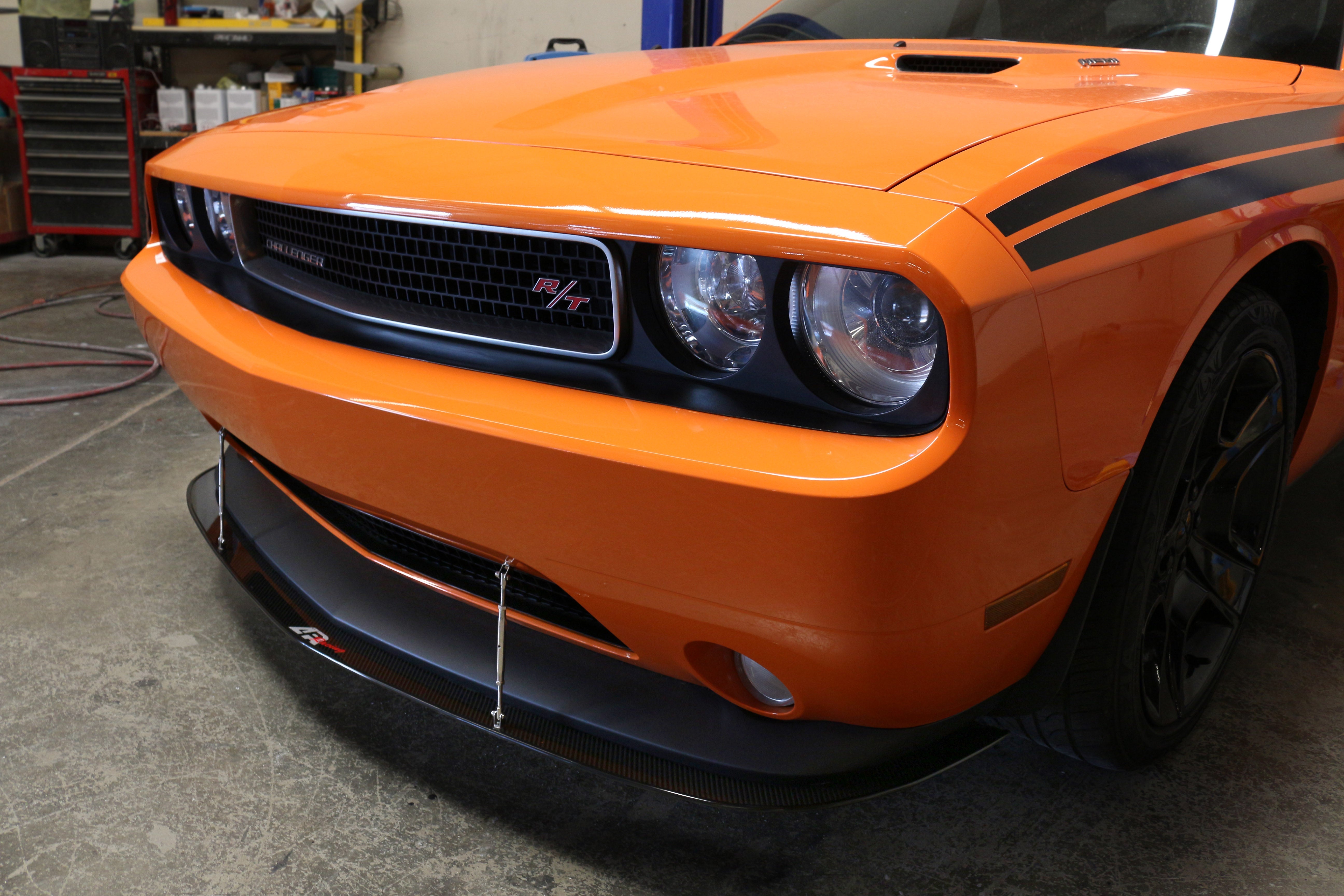 Divisor de viento delantero de fibra de carbono APR (Dodge Challenger RT/SXT 2011-2014)