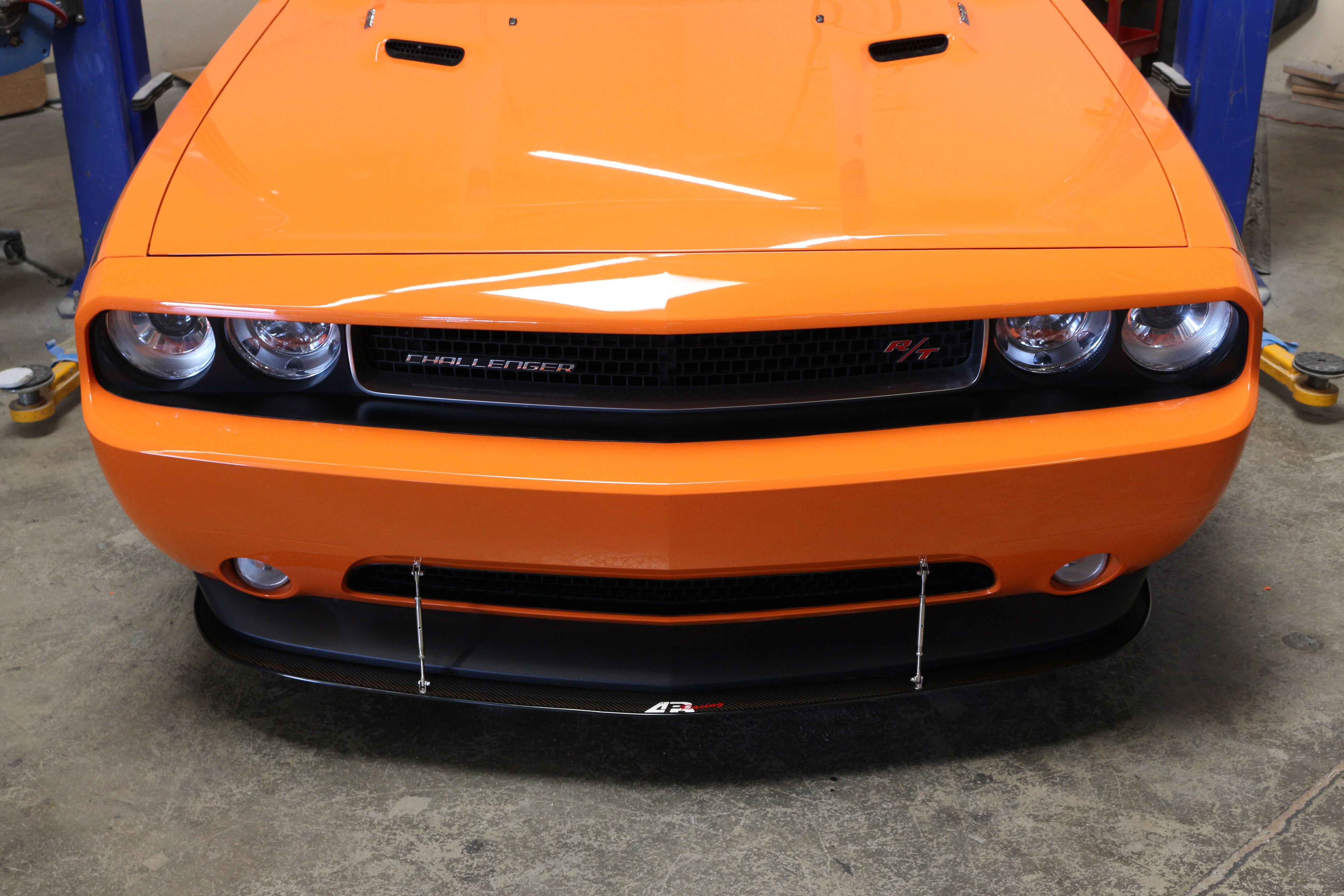Divisor de viento delantero de fibra de carbono APR (Dodge Challenger RT/SXT 2011-2014)