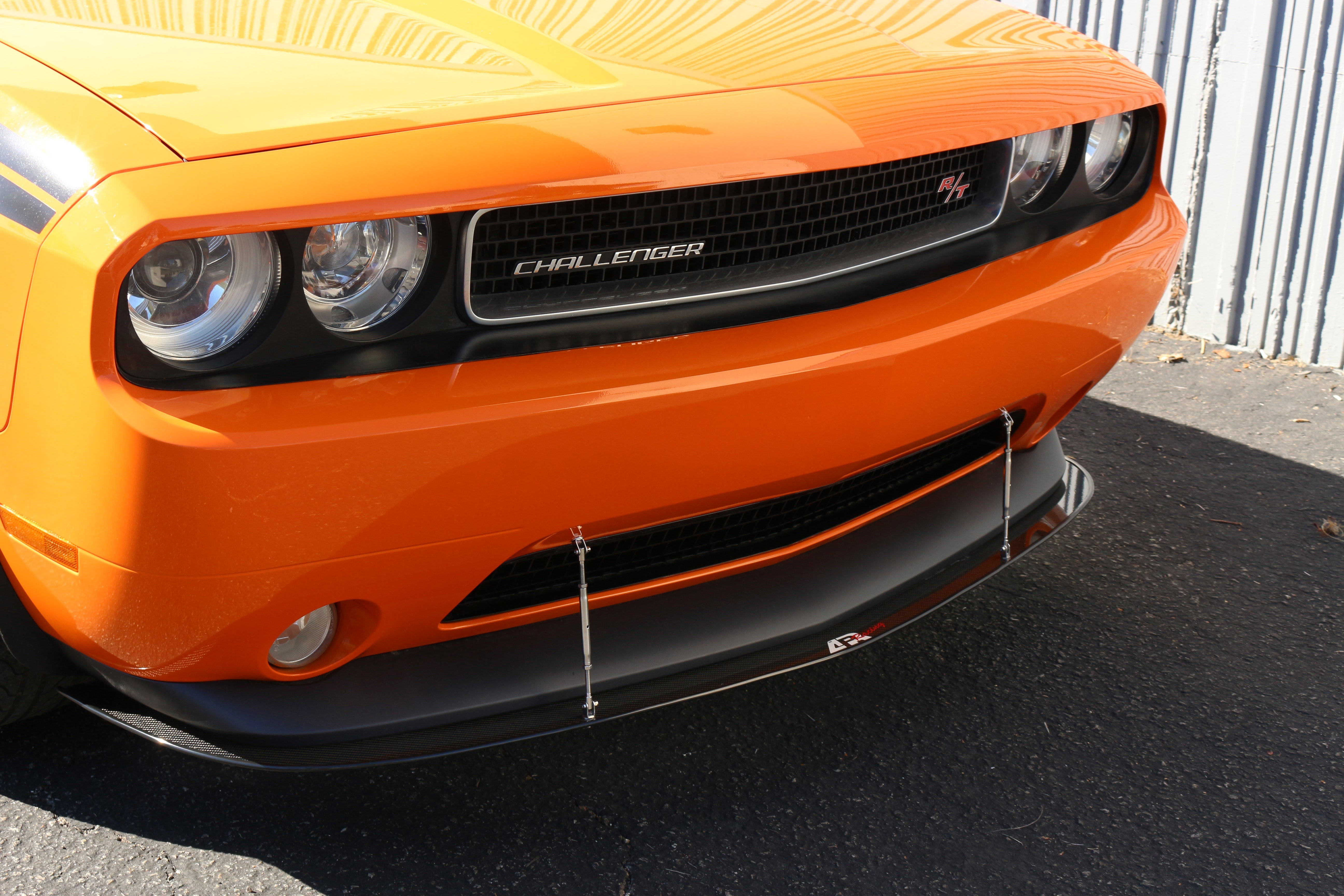 Divisor de viento delantero de fibra de carbono APR (Dodge Challenger RT/SXT 2011-2014)