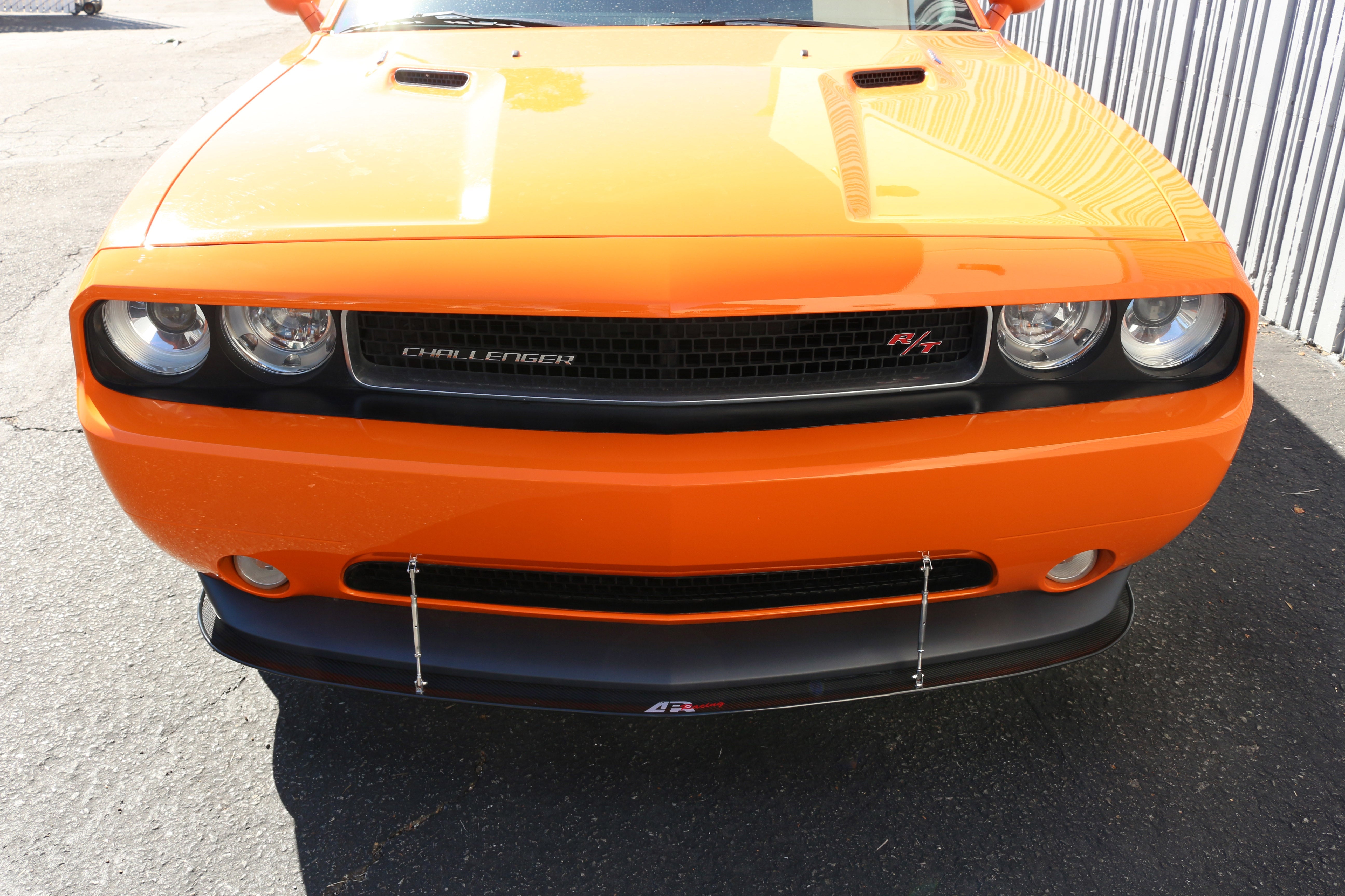 Divisor de viento delantero de fibra de carbono APR (Dodge Challenger RT/SXT 2011-2014)