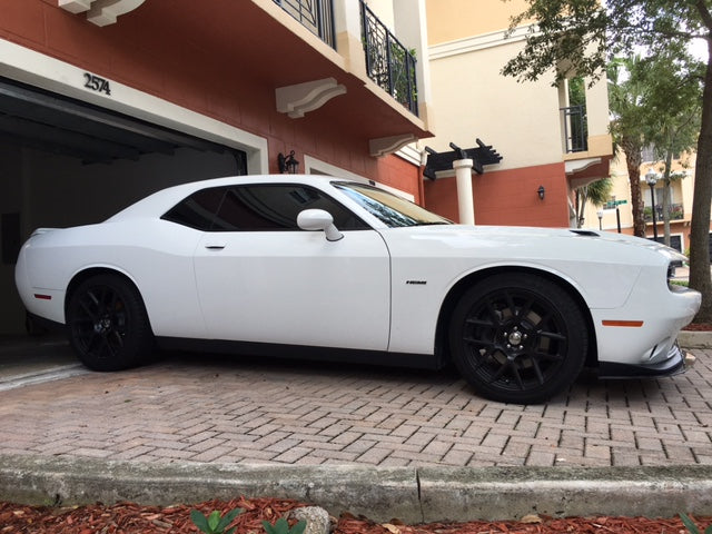 Divisor de viento delantero de fibra de carbono APR (Dodge Challenger RT/SXT 2015-2023)
