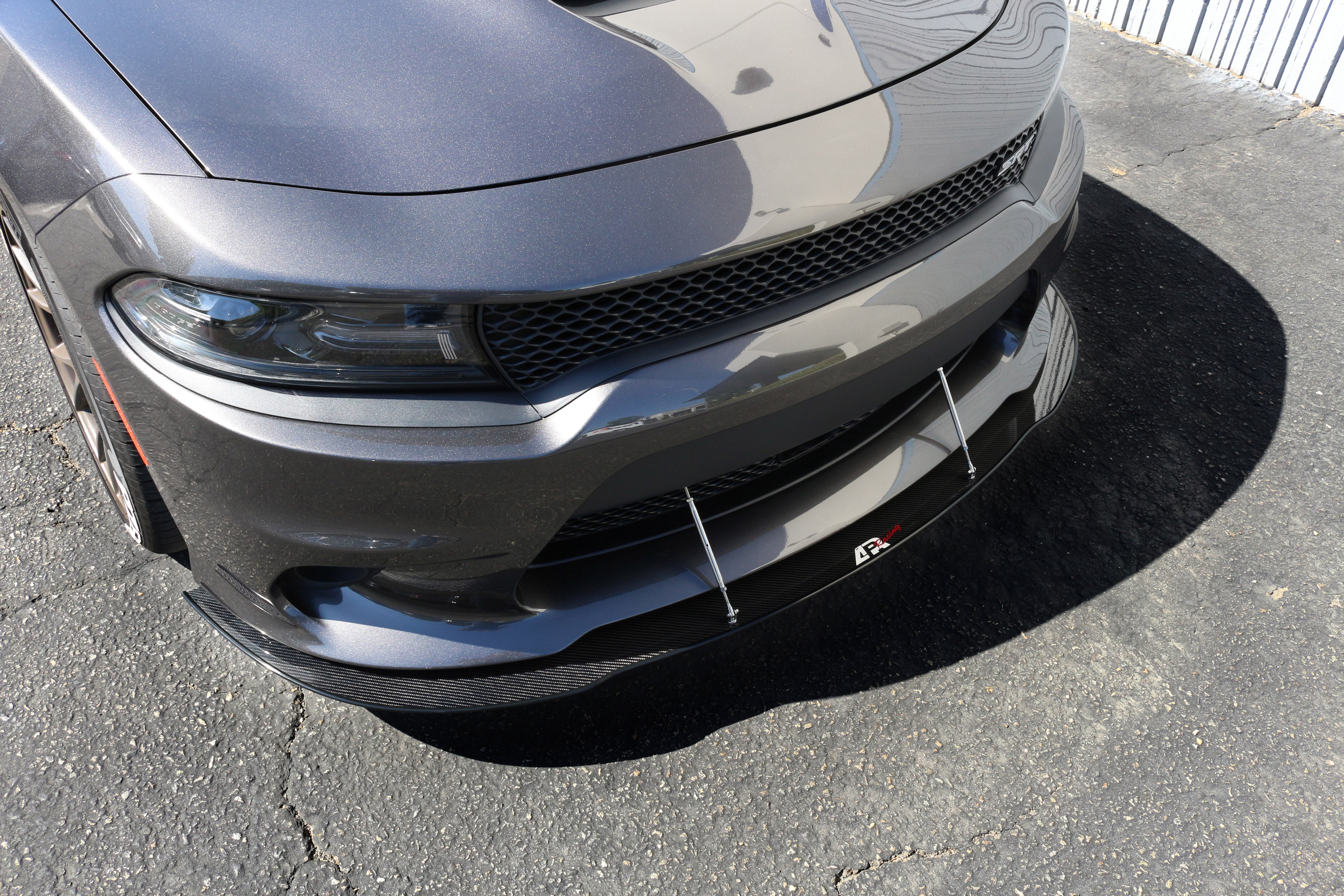 Divisor de viento delantero de fibra de carbono APR (Dodge Charger SRT-8/ Hellcat/ Scat Pack 2015-2019)