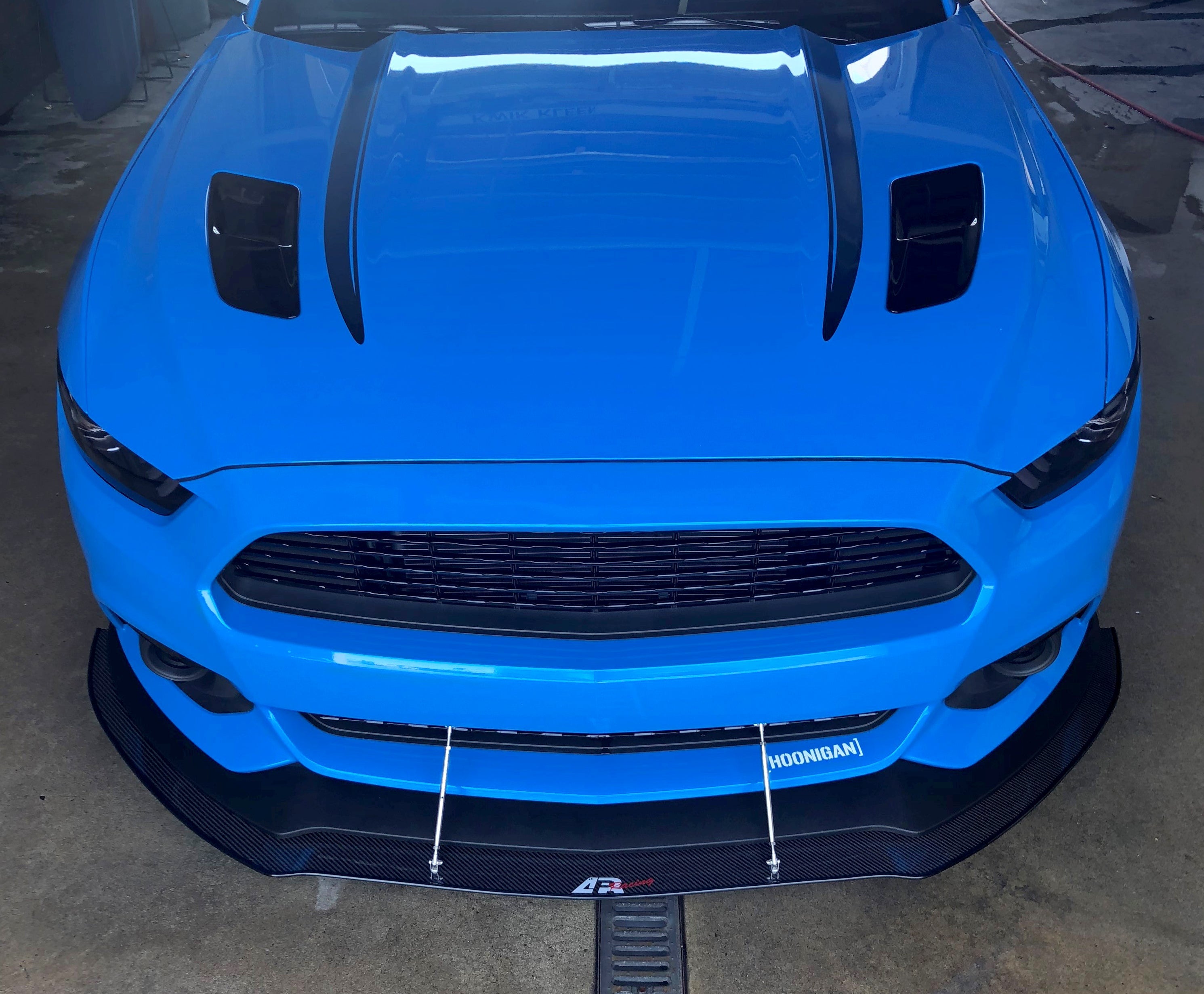Divisor de viento delantero de fibra de carbono APR (Ford Mustang S550 2015-2017)