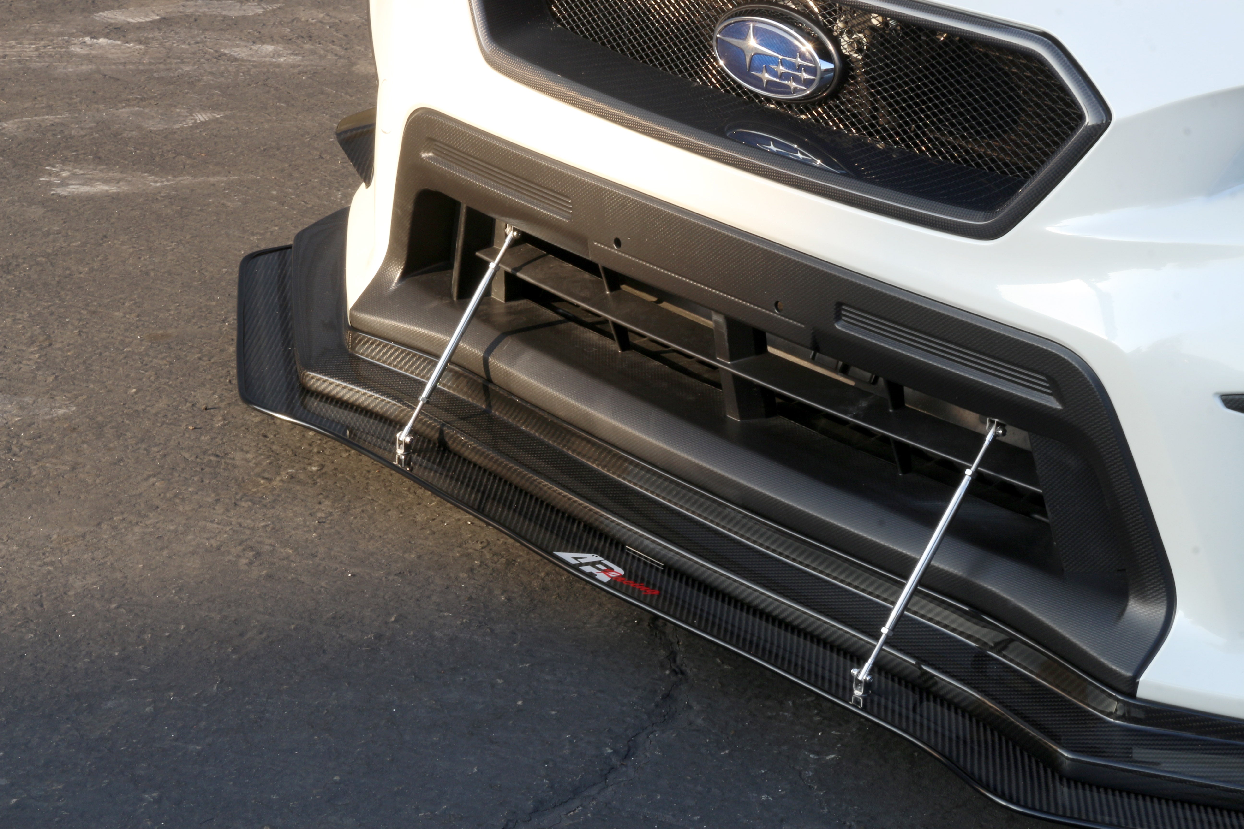 Divisor de viento de fibra de carbono APR con varillas (Subaru WRX/STI 2018-2021 con labio de rendimiento APR)
