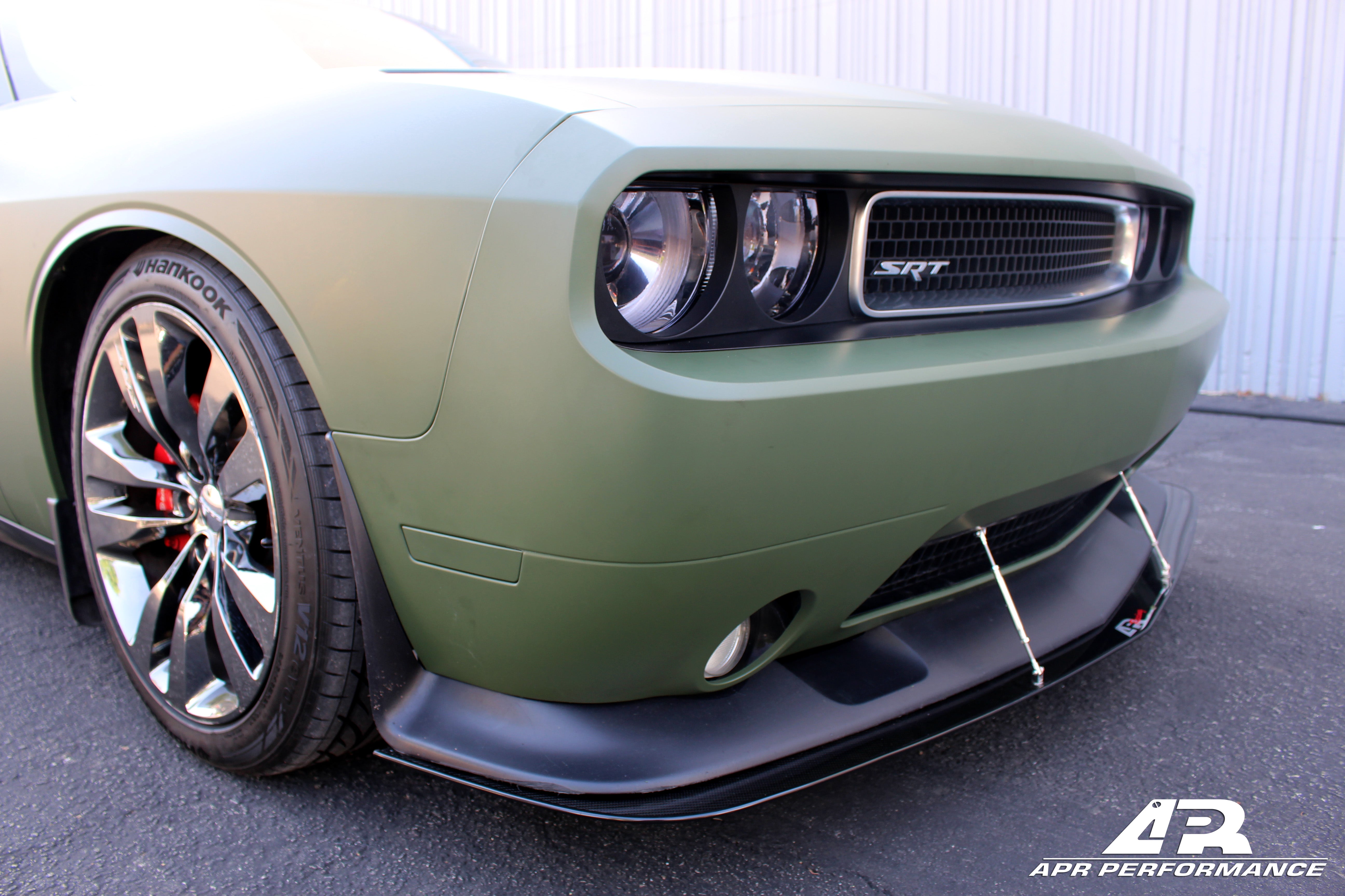 Divisor de viento delantero de fibra de carbono APR (Dodge Challenger SRT-8 2008-2010)