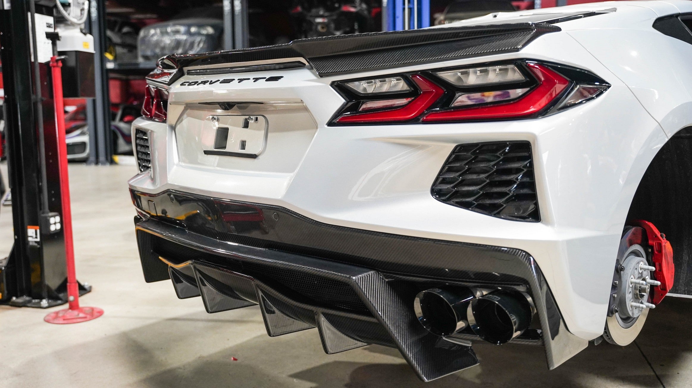 Eliminación del alerón trasero de fibra de carbono APR (Chevrolet Corvette C8 2020+)