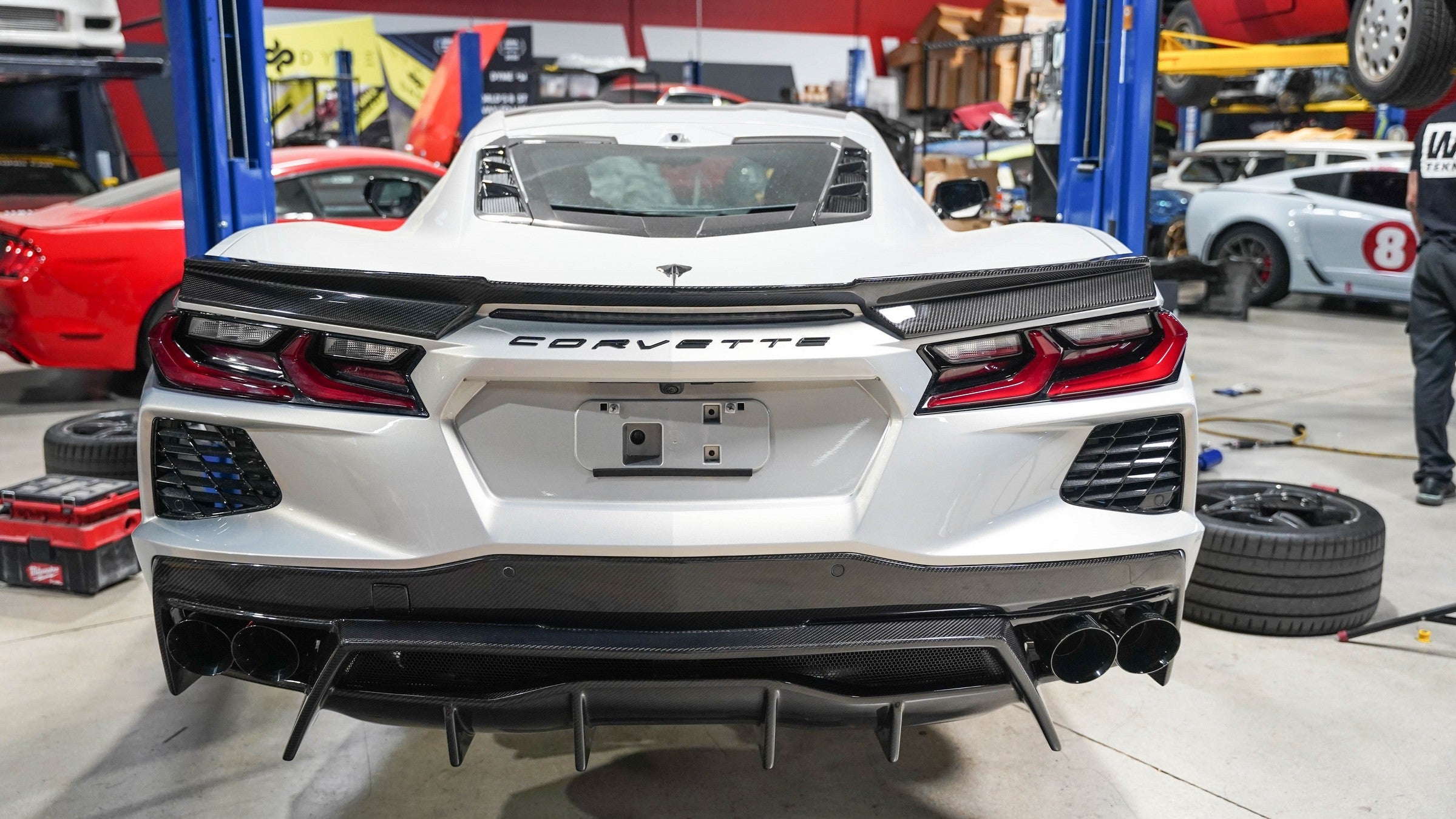 Eliminación del alerón trasero de fibra de carbono APR (Chevrolet Corvette C8 2020+)