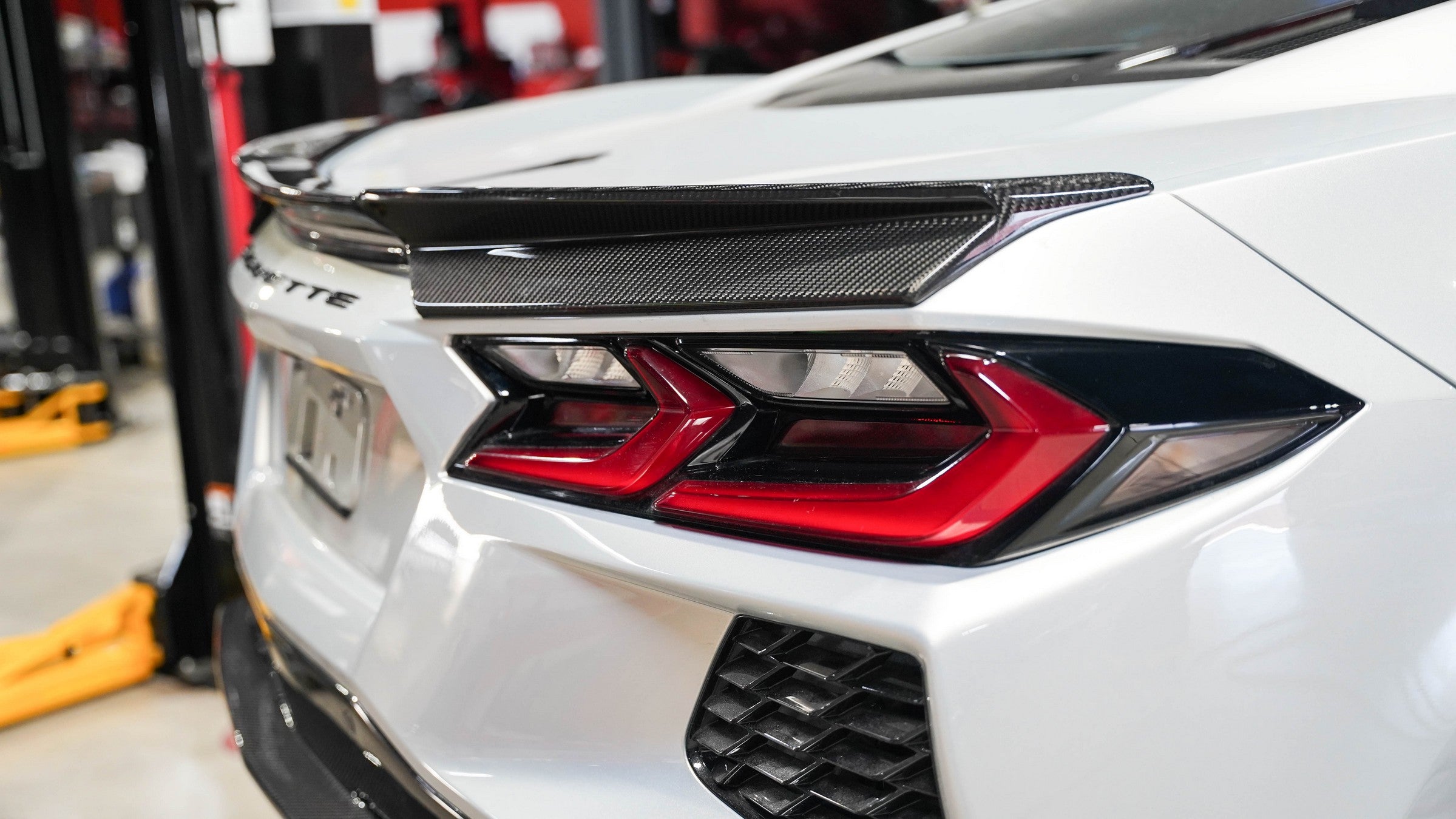Eliminación del alerón trasero de fibra de carbono APR (Chevrolet Corvette C8 2020+)