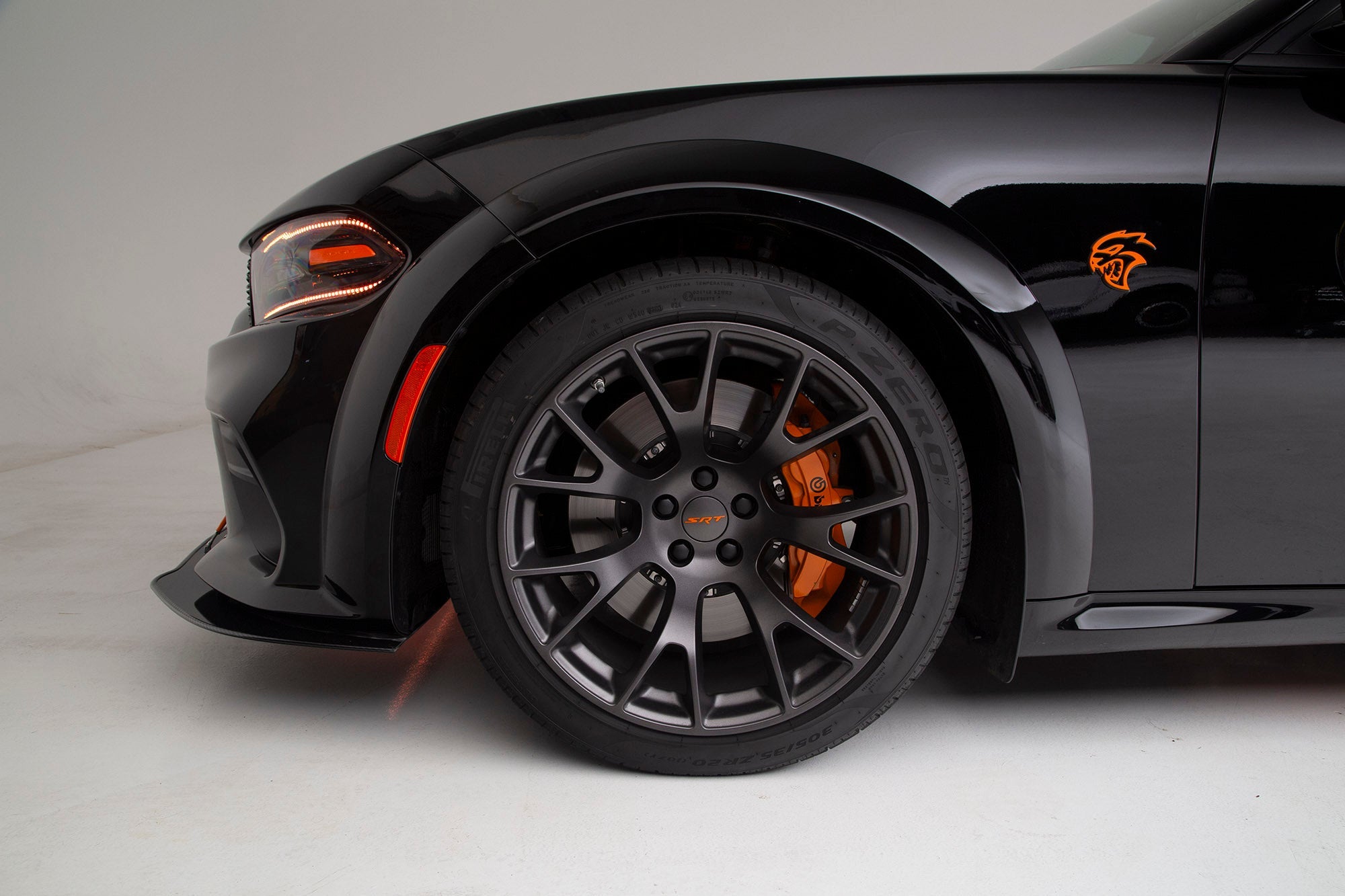 Divisor de viento delantero de fibra de carbono APR (Dodge Charger Widebody 2020-2023)
