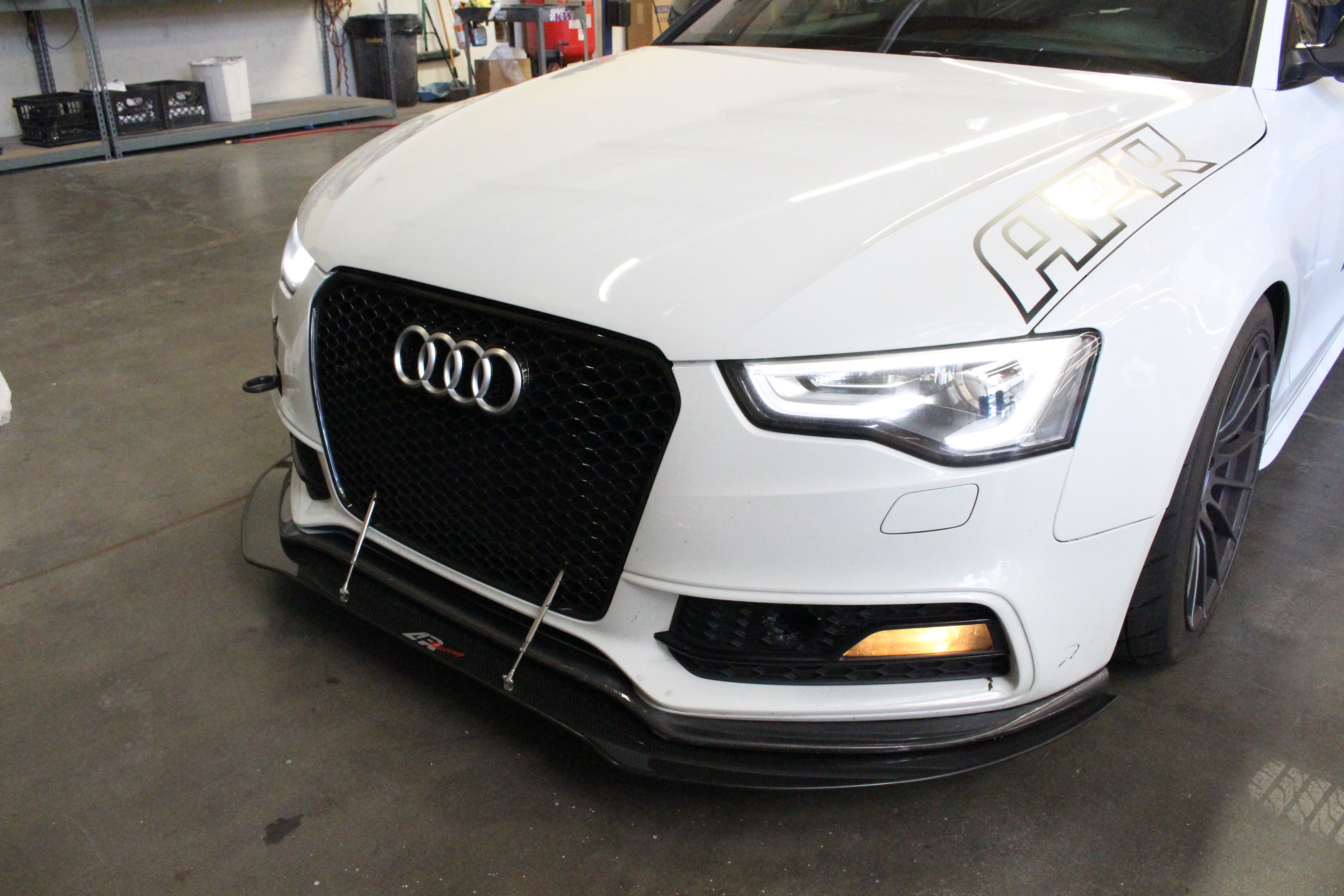 Divisor de viento delantero de fibra de carbono para parachoques APR (Audi S5 2009-2012)