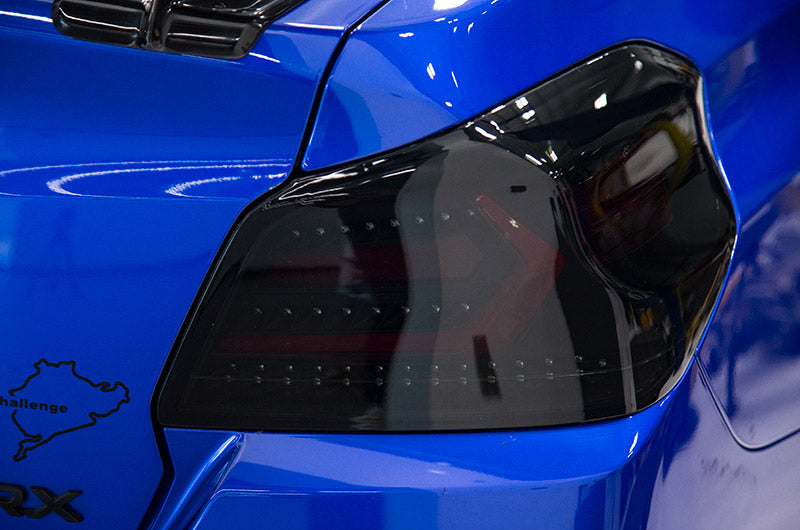 Luces traseras OLM Evolution (lente ahumada, base negra, barra roja) - WRX/STI 2015-2021
