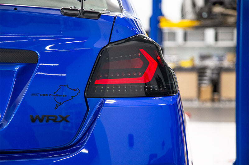 Luces traseras OLM Evolution (lente ahumada, base negra, barra roja) - WRX/STI 2015-2021
