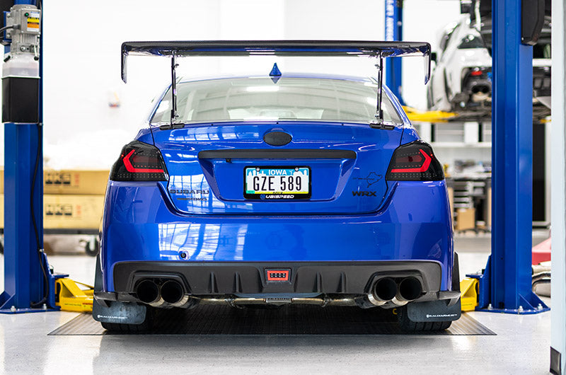 Luces traseras OLM Evolution (lente ahumada, base negra, barra roja) - WRX/STI 2015-2021