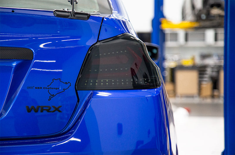 Luces traseras OLM Evolution (lente ahumada, base negra, barra roja) - WRX/STI 2015-2021