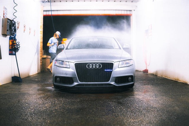 Insignia Lit Logos Quattro Grill | Diseño Universal