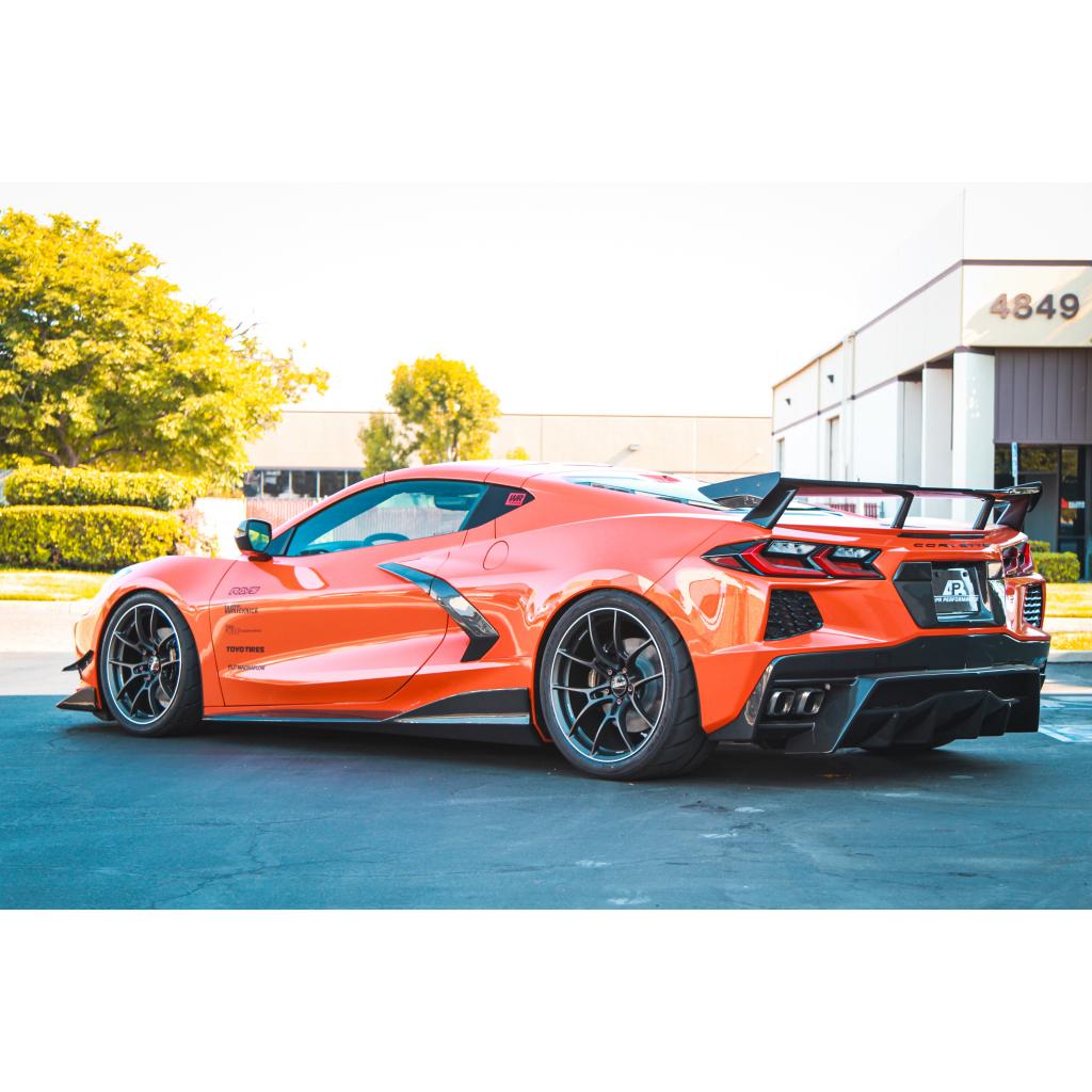 Paquete de manijas de puerta y molduras de cuarto de fibra de carbono APR (Chevrolet Corvette C8 2020+)