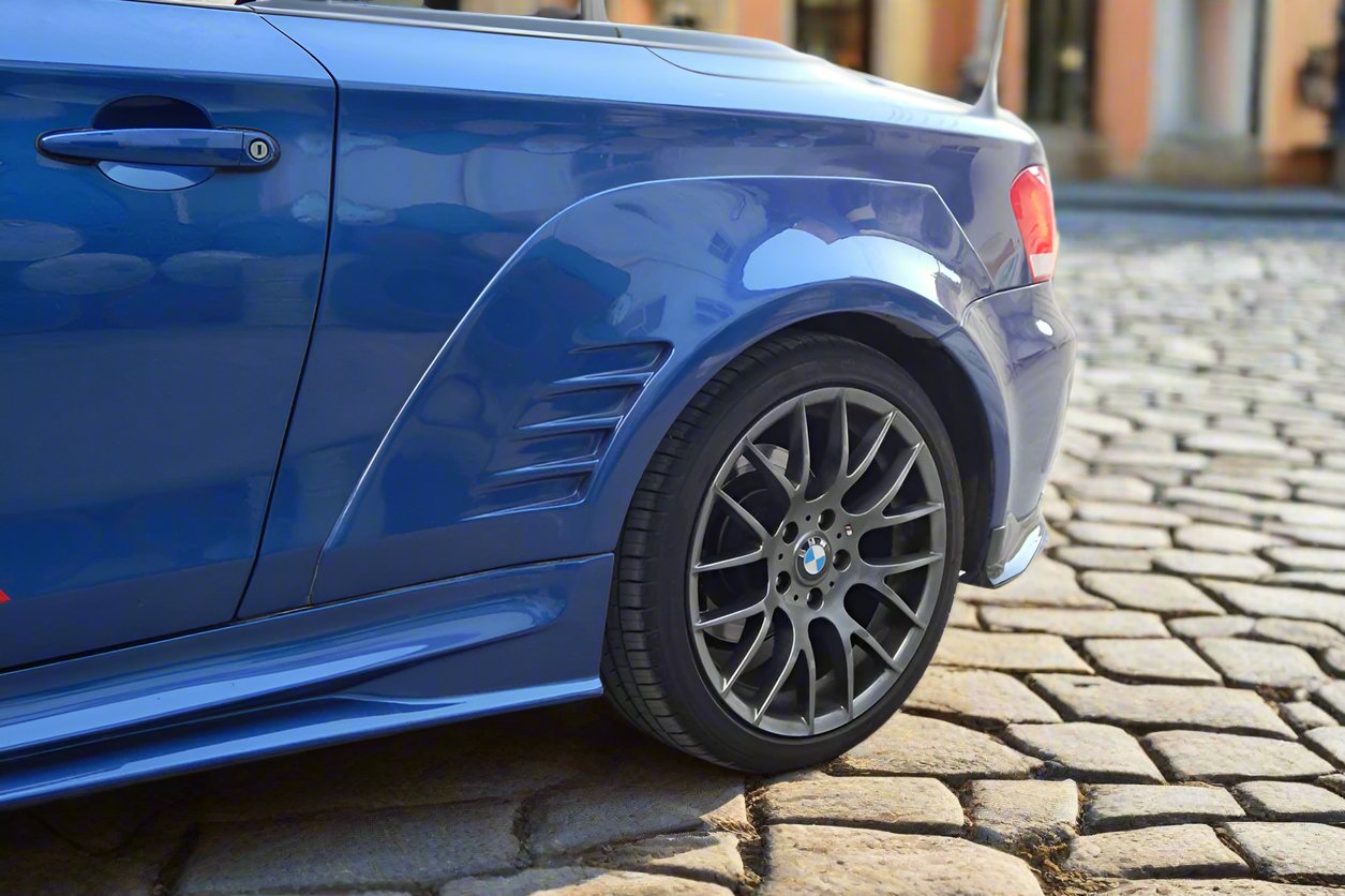 Carbonado 2008-2013 BMW E82 E88 1 Series 1M Style Auto Full Wide Body Kit