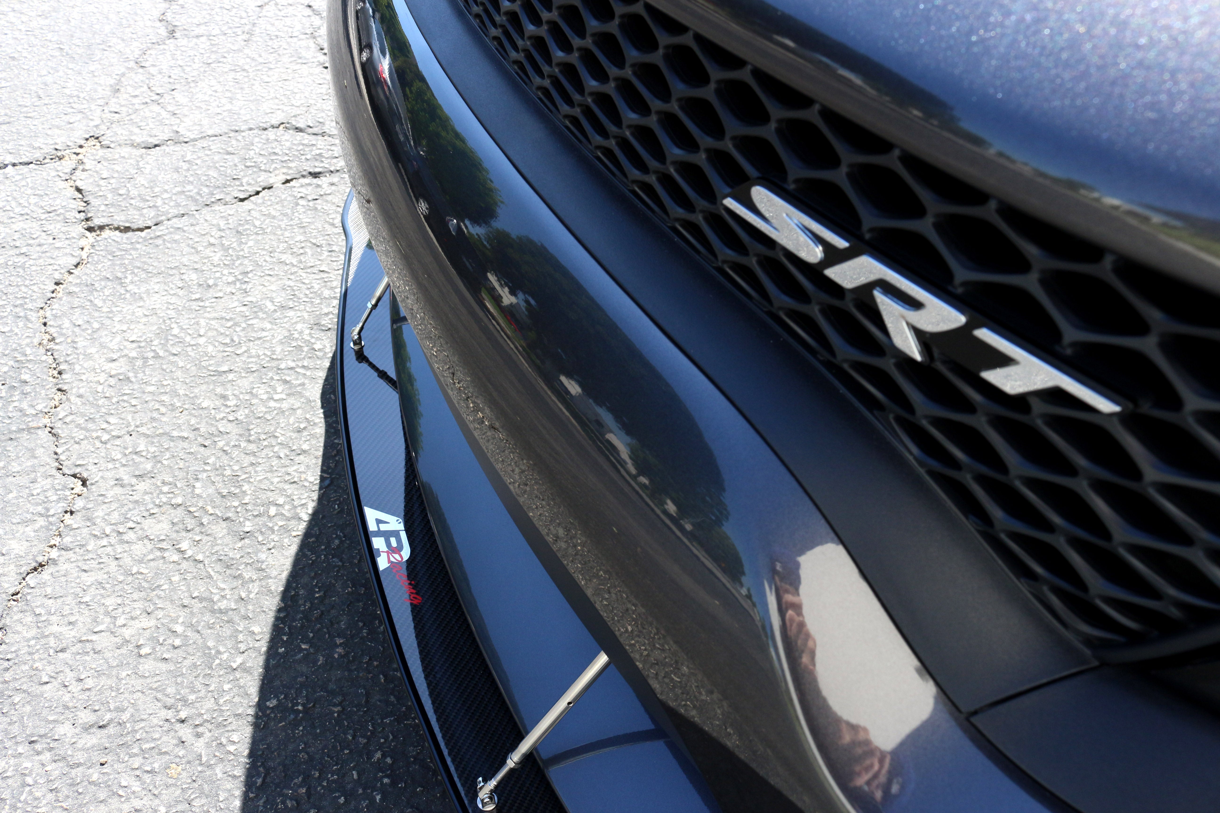 Divisor de viento delantero de fibra de carbono APR (Dodge Charger SRT-8/ Hellcat/ Scat Pack 2015-2019)