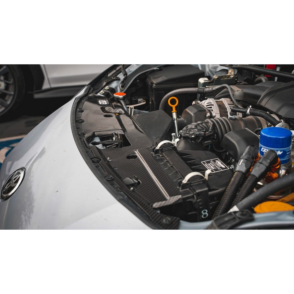 Placa de refrigeración de fibra de carbono APR para radiador (Toyota GR86/Subaru BRZ 2022-2024)