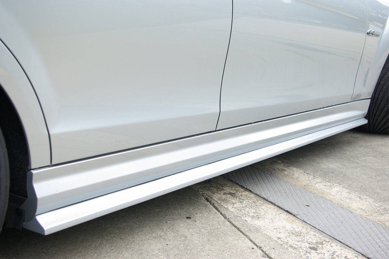 Carbonado 2008-2014 Mercedes Benz W204 C63 AMG RZ Style Carbon Fiber Side Skirts