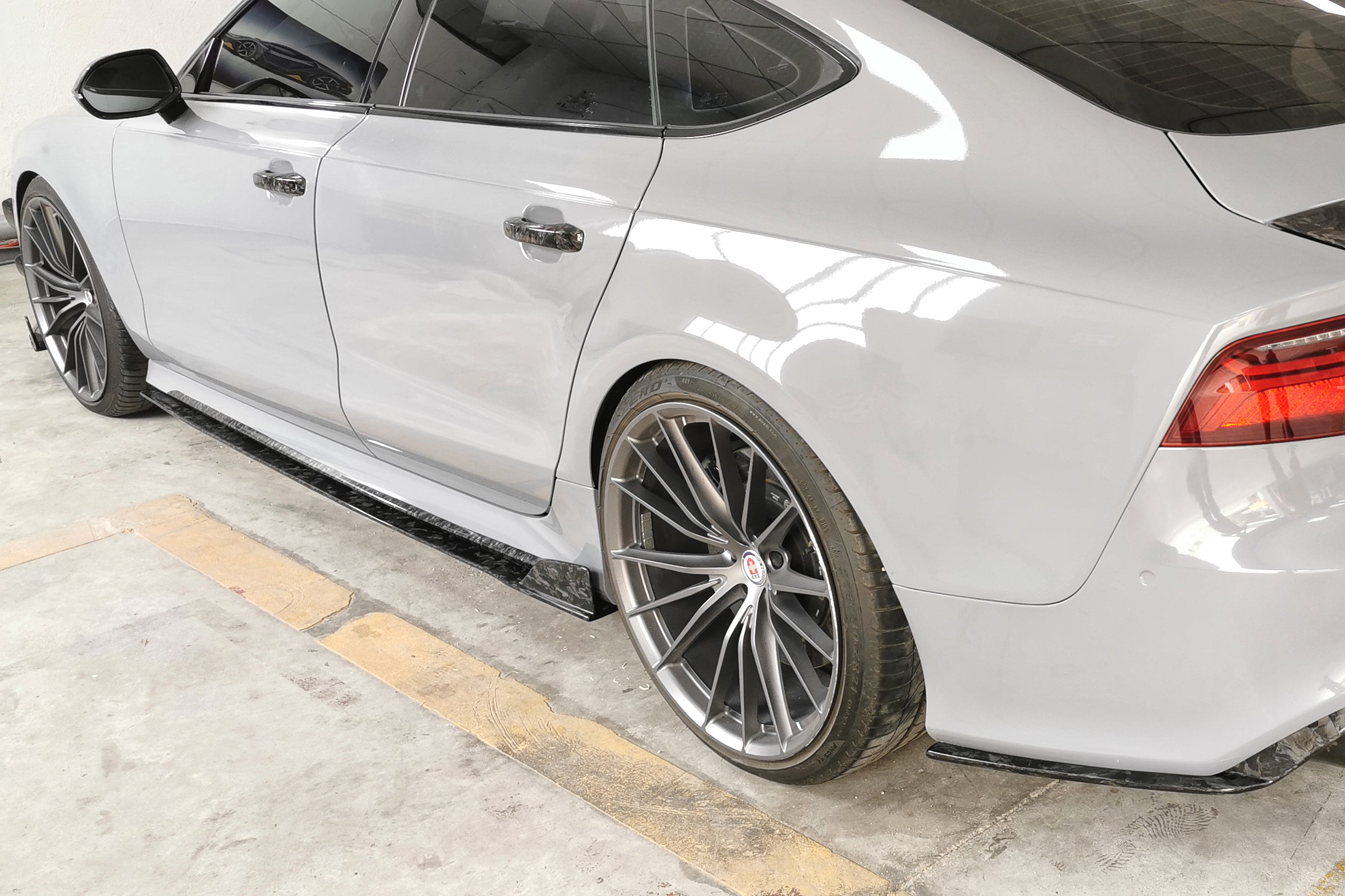 Carbonado 2016-2019 Audi RS7 MAN Style Dry Carbon Fiber Side Skirts