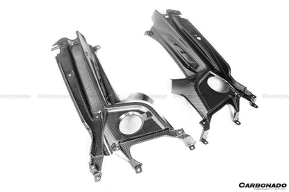 Interior del compartimento del motor de fibra de carbono seco del Maserati MC20 Carbonado 2020-2024