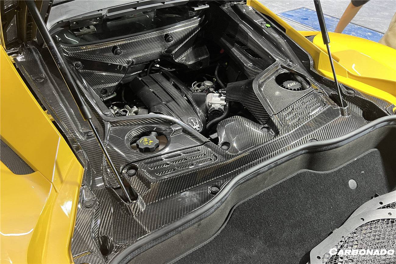 Interior del compartimento del motor de fibra de carbono seco del Maserati MC20 Carbonado 2020-2024
