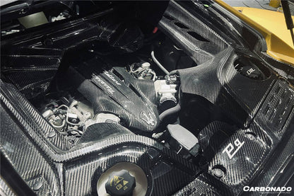 Interior del compartimento del motor de fibra de carbono seco del Maserati MC20 Carbonado 2020-2024