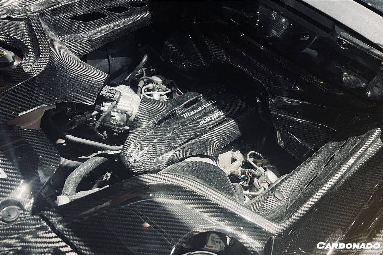 Interior del compartimento del motor de fibra de carbono seco del Maserati MC20 Carbonado 2020-2024