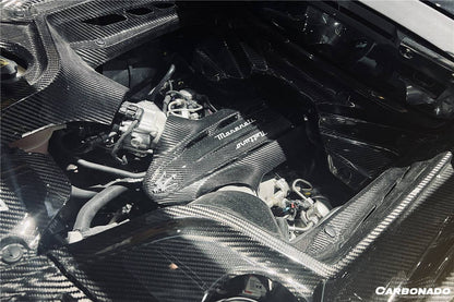 Interior del compartimento del motor de fibra de carbono seco del Maserati MC20 Carbonado 2020-2024