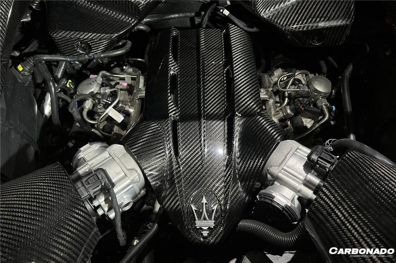 Interior del compartimento del motor de fibra de carbono seco del Maserati MC20 Carbonado 2020-2024