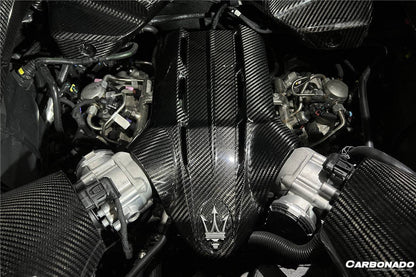 Interior del compartimento del motor de fibra de carbono seco del Maserati MC20 Carbonado 2020-2024