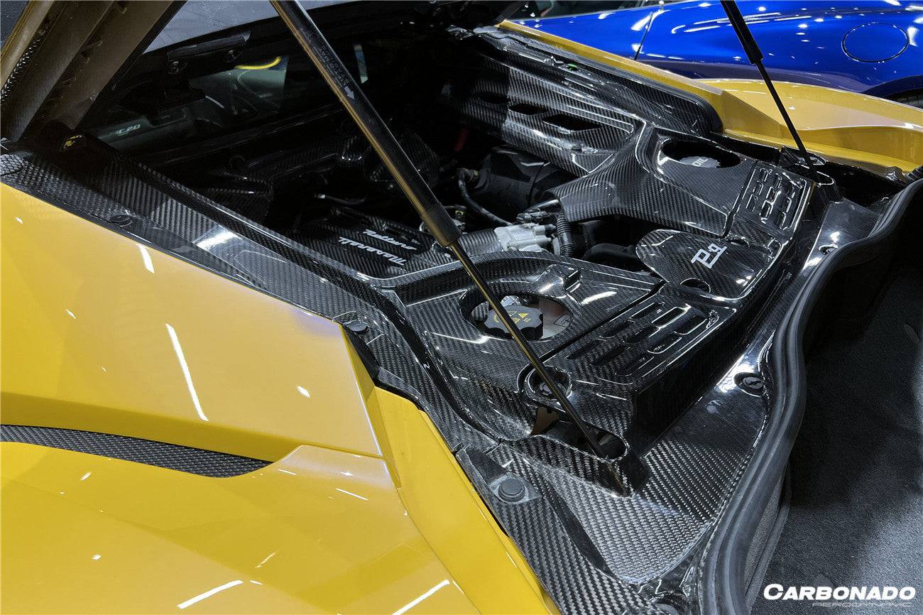 Interior del compartimento del motor de fibra de carbono seco del Maserati MC20 Carbonado 2020-2024