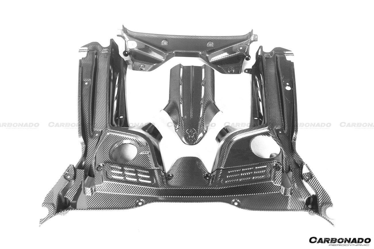 Interior del compartimento del motor de fibra de carbono seco del Maserati MC20 Carbonado 2020-2024