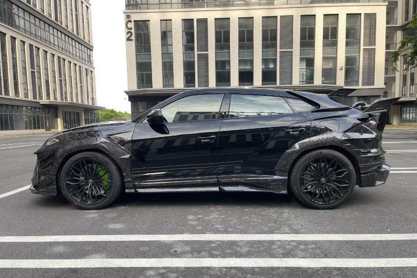 2025-UP Lamborghini URUS SE MSY Style Autoclave Carbon Fiber C Pillar Ornament (DRYCFURUSSE-MIW-MSY-CPO)