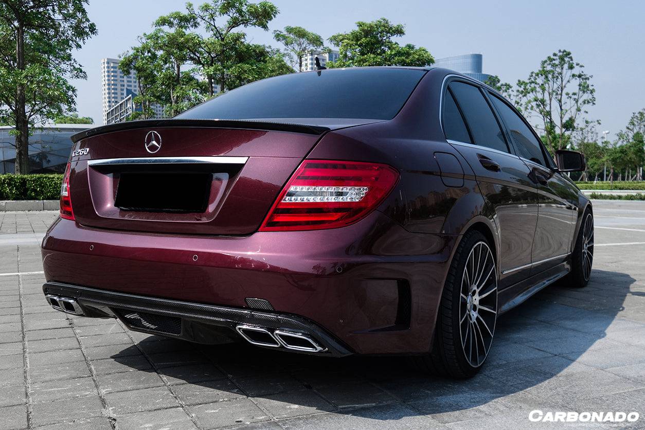 Parachoques trasero estilo P con puntas de escape para Mercedes Benz Clase C W204 Carbonado 2008-2014