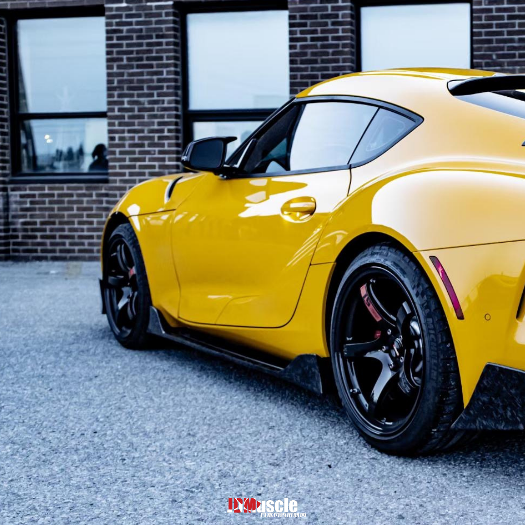 Faldón lateral estilo AM de fibra de carbono Tanso de JDMuscle para Toyota Supra 2020+