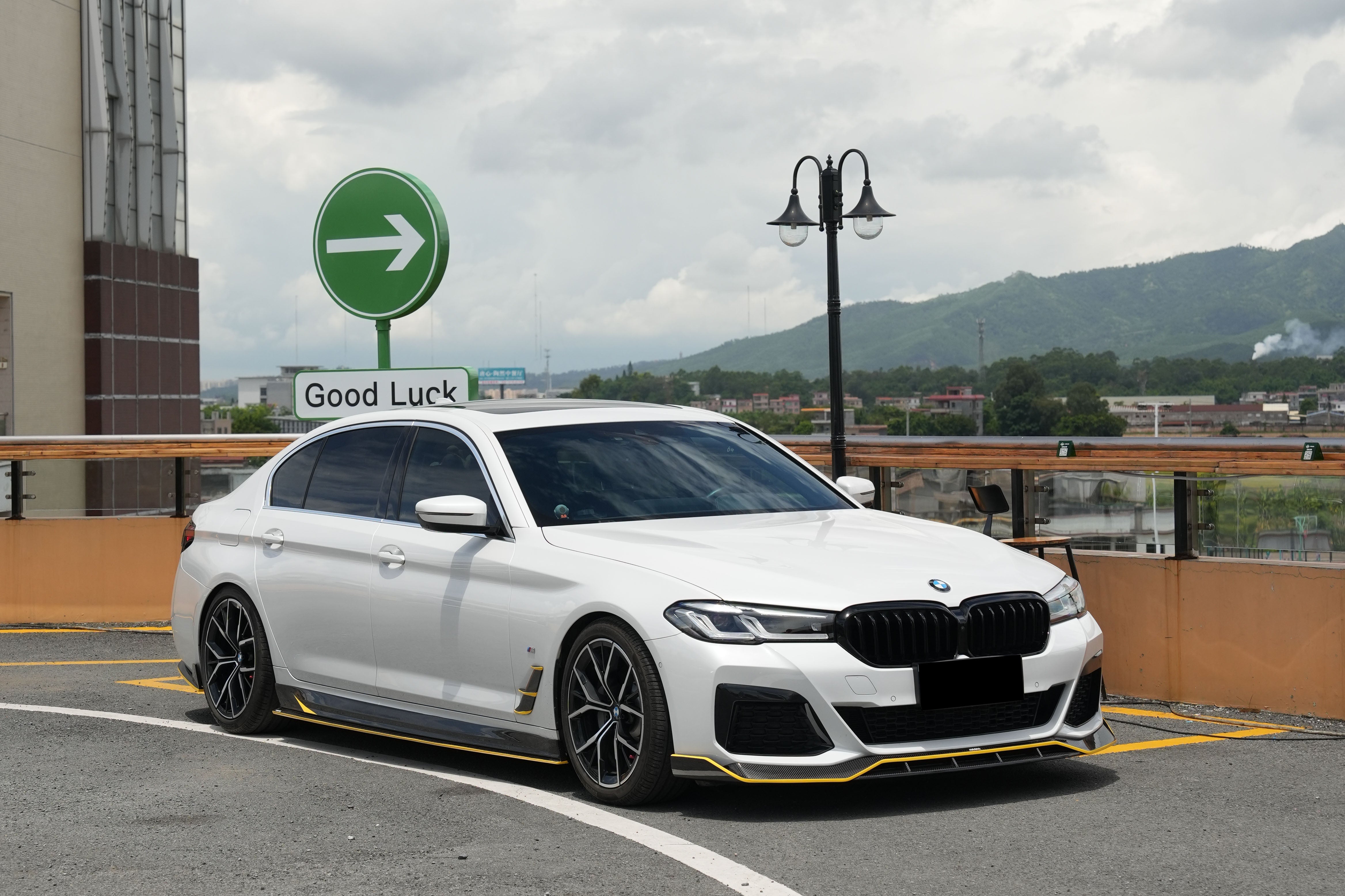 Borde delantero de fibra de carbono seco estilo AD Carbonado para BMW Serie 5 G30 G38 M-tech 2020-2023