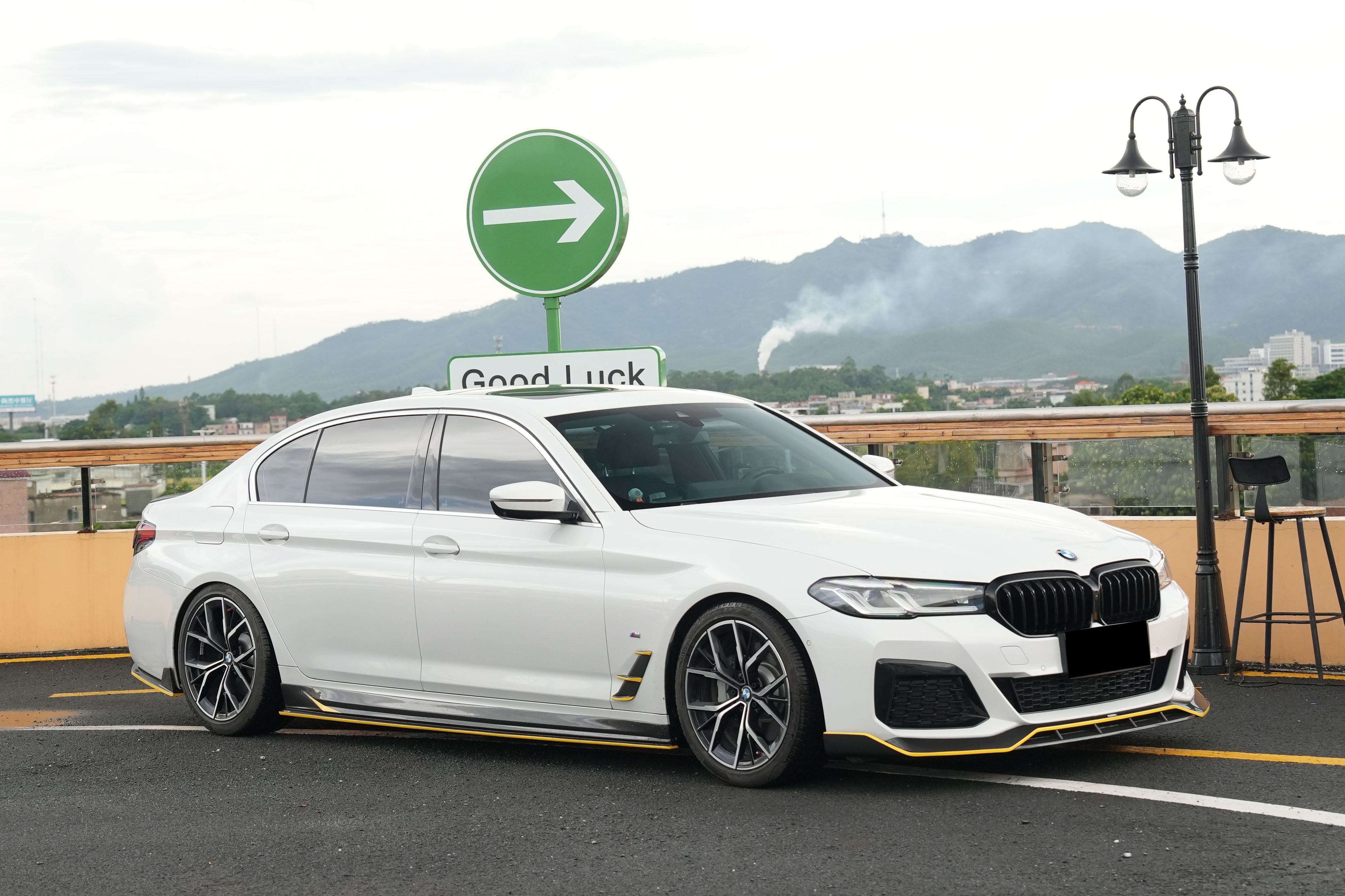 Borde delantero de fibra de carbono seco estilo AD Carbonado para BMW Serie 5 G30 G38 M-tech 2020-2023