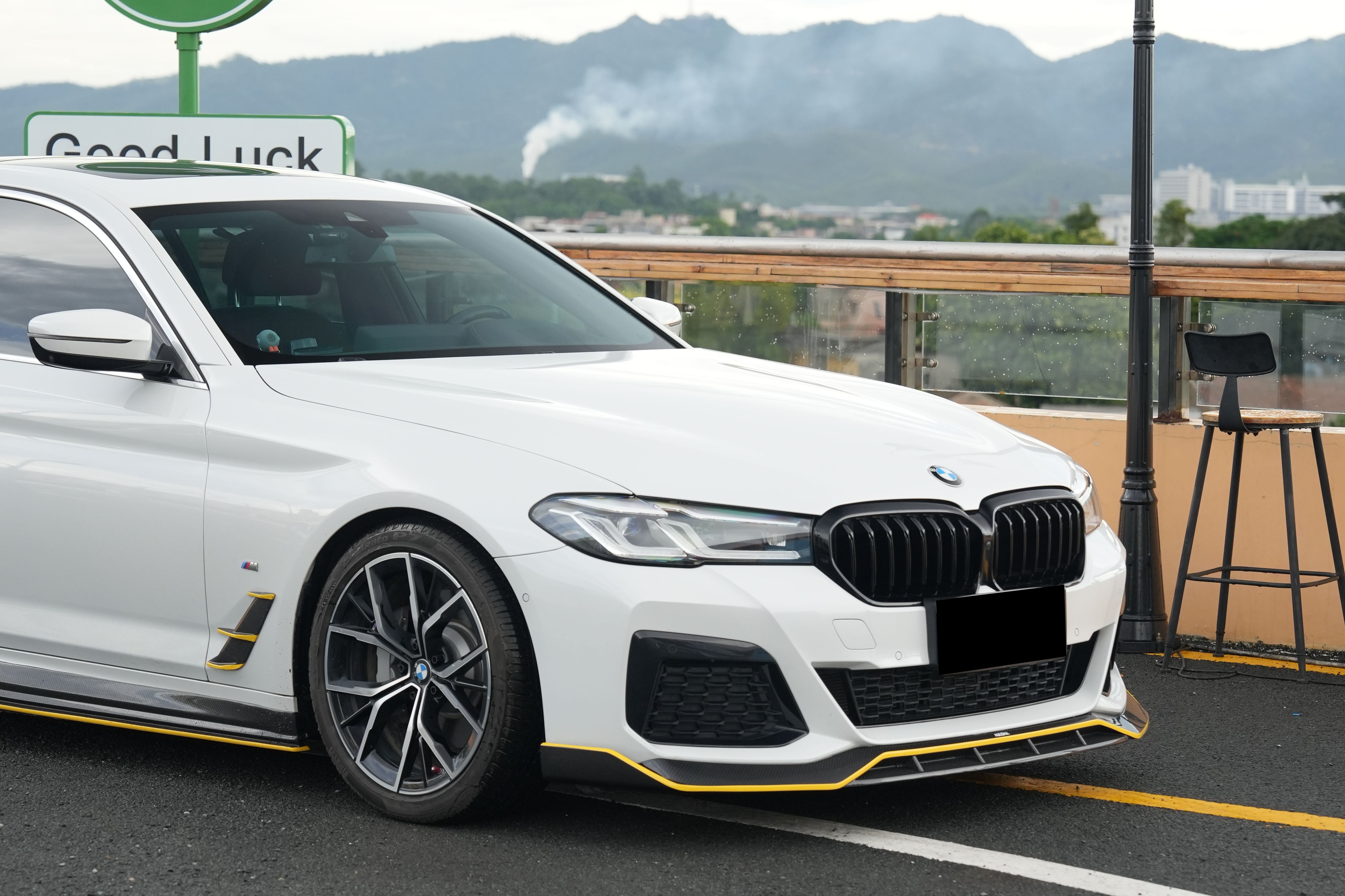 Borde delantero de fibra de carbono seco estilo AD Carbonado para BMW Serie 5 G30 G38 M-tech 2020-2023