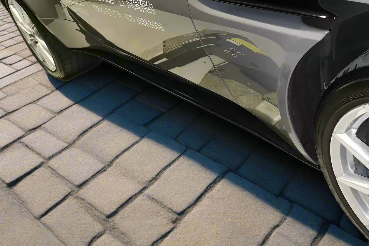 Faldones laterales de fibra de carbono DarwinPRO para Aston Martin DB11 (2016-2023)