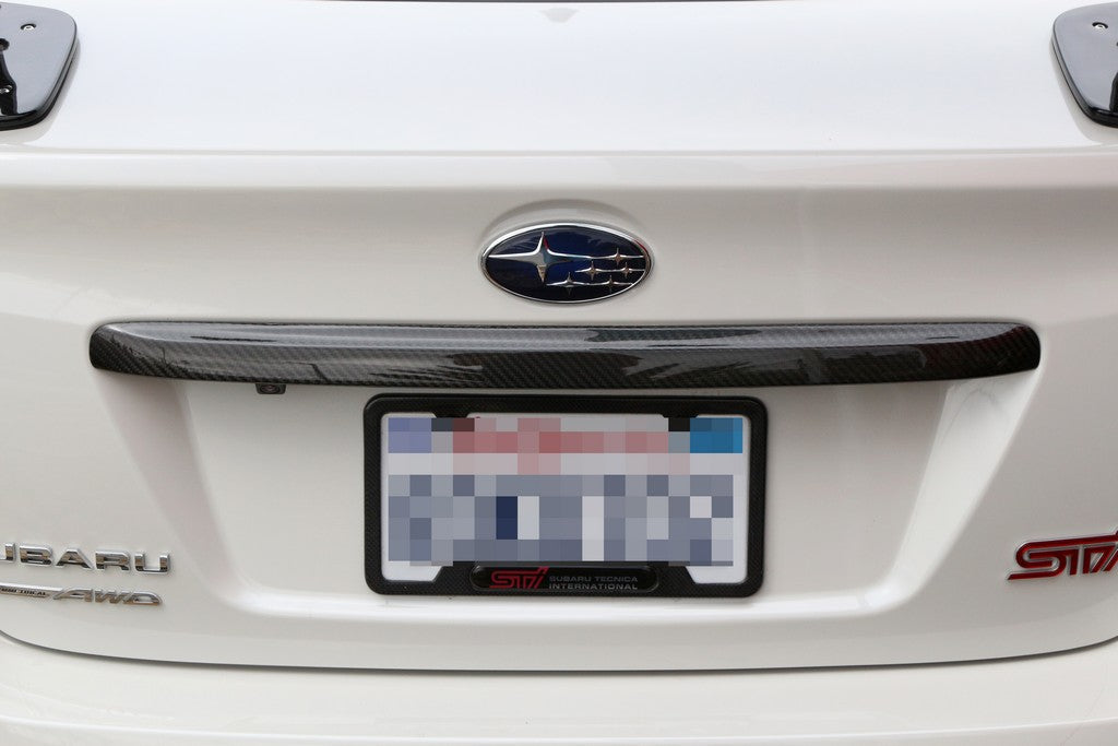 Embellecedor de maletero de fibra de carbono APR (Subaru WRX/STI 2015-2021)