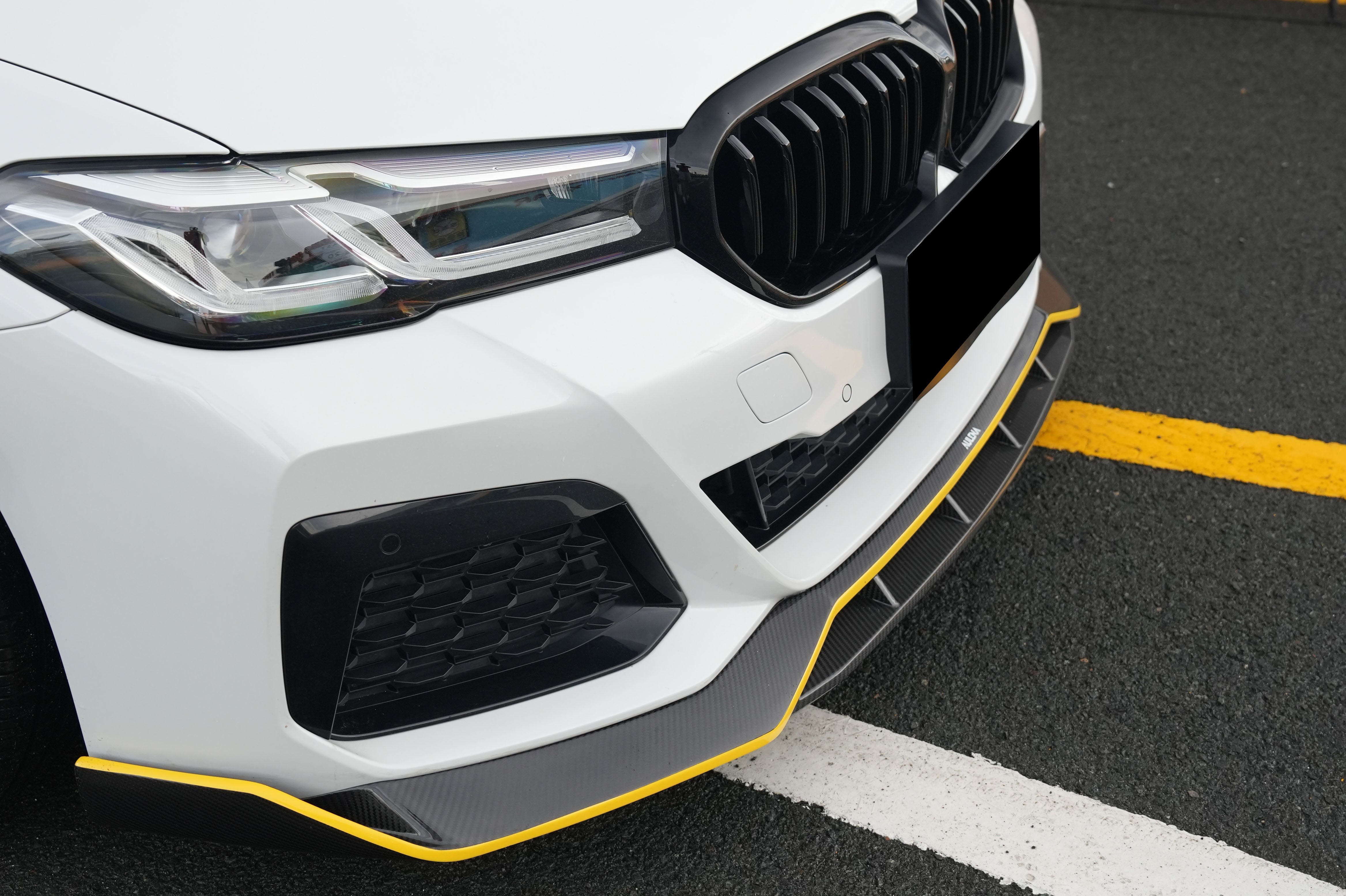 Borde delantero de fibra de carbono seco estilo AD Carbonado para BMW Serie 5 G30 G38 M-tech 2020-2023