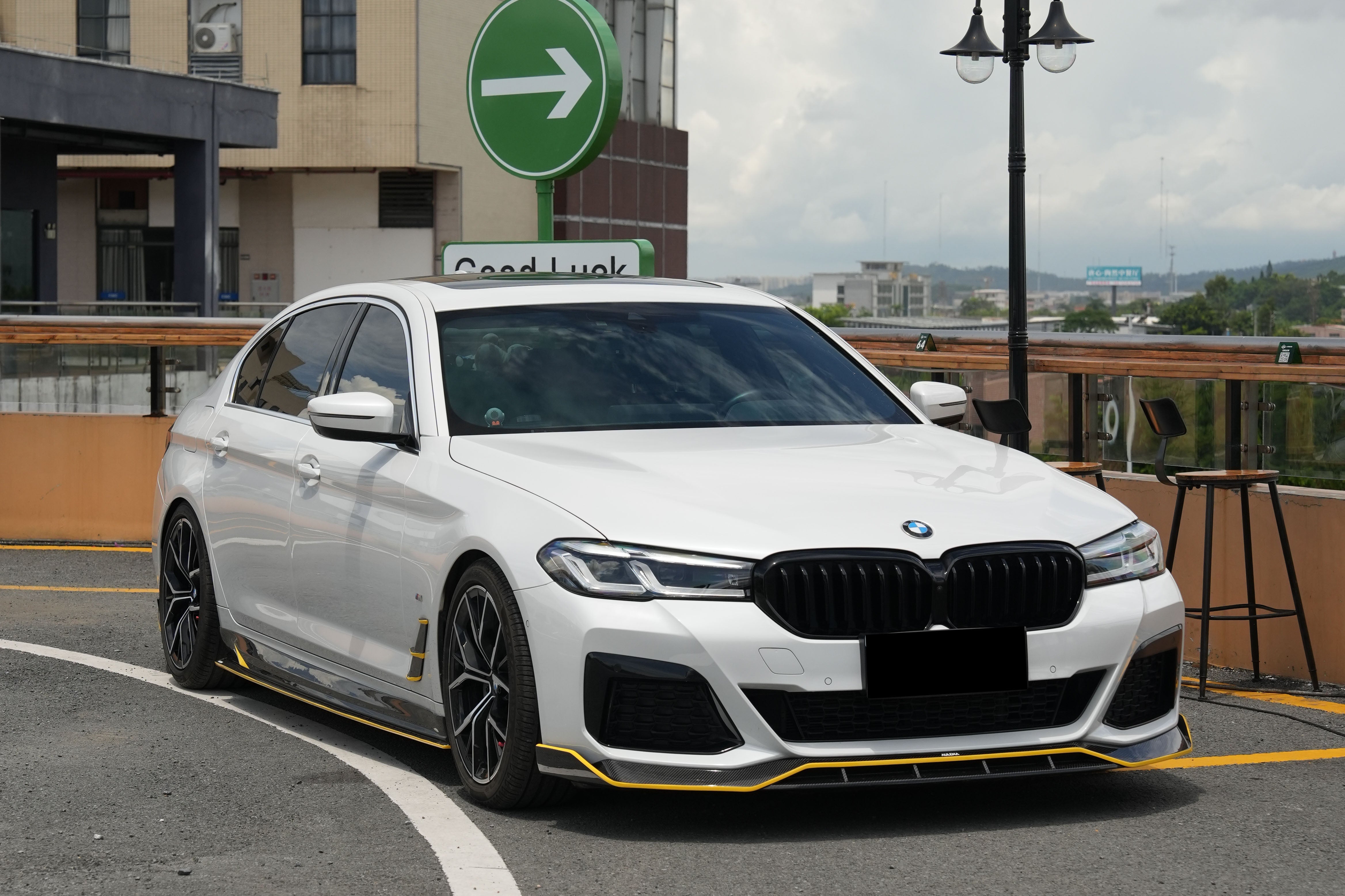 Borde delantero de fibra de carbono seco estilo AD Carbonado para BMW Serie 5 G30 G38 M-tech 2020-2023