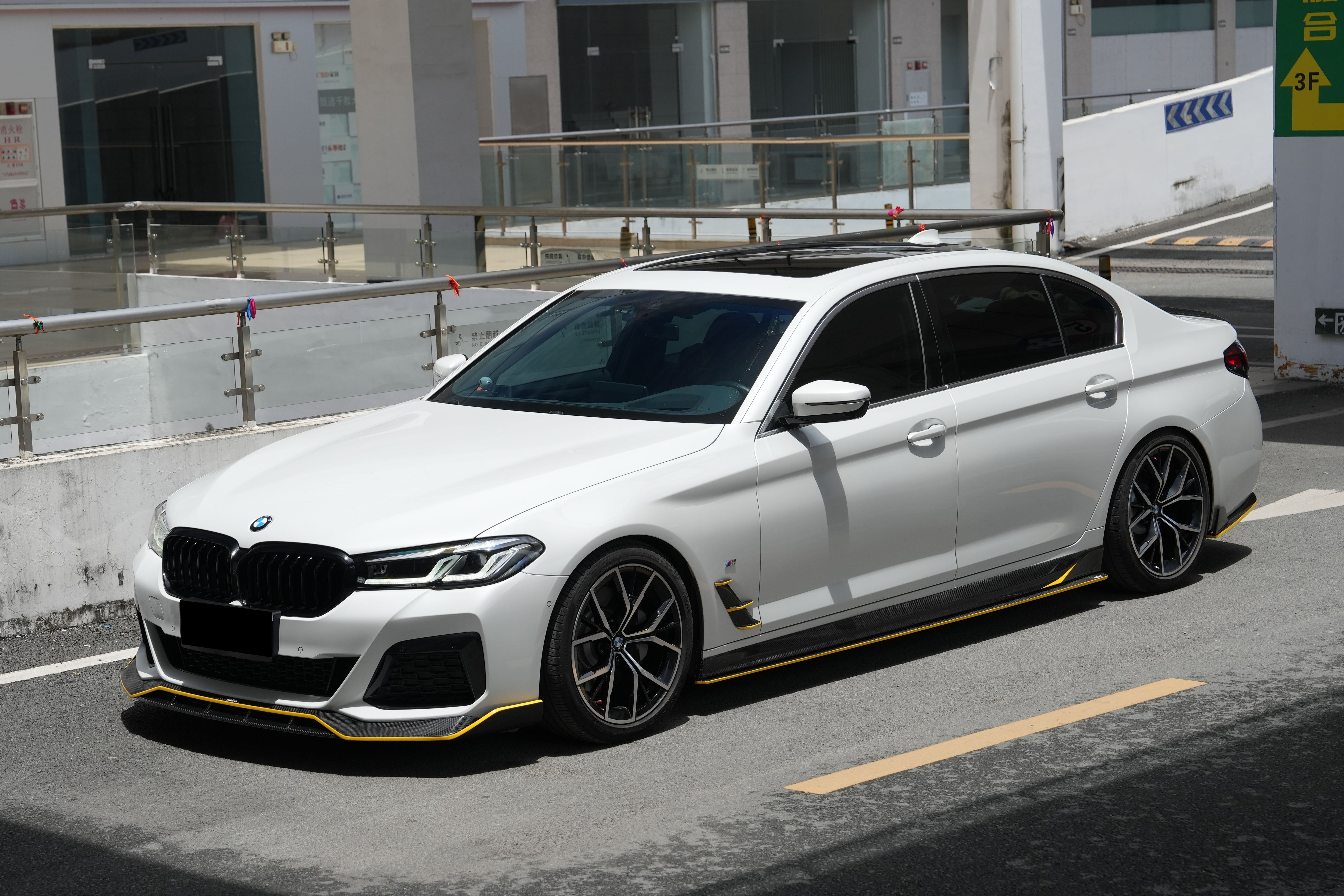 Borde delantero de fibra de carbono seco estilo AD Carbonado para BMW Serie 5 G30 G38 M-tech 2020-2023