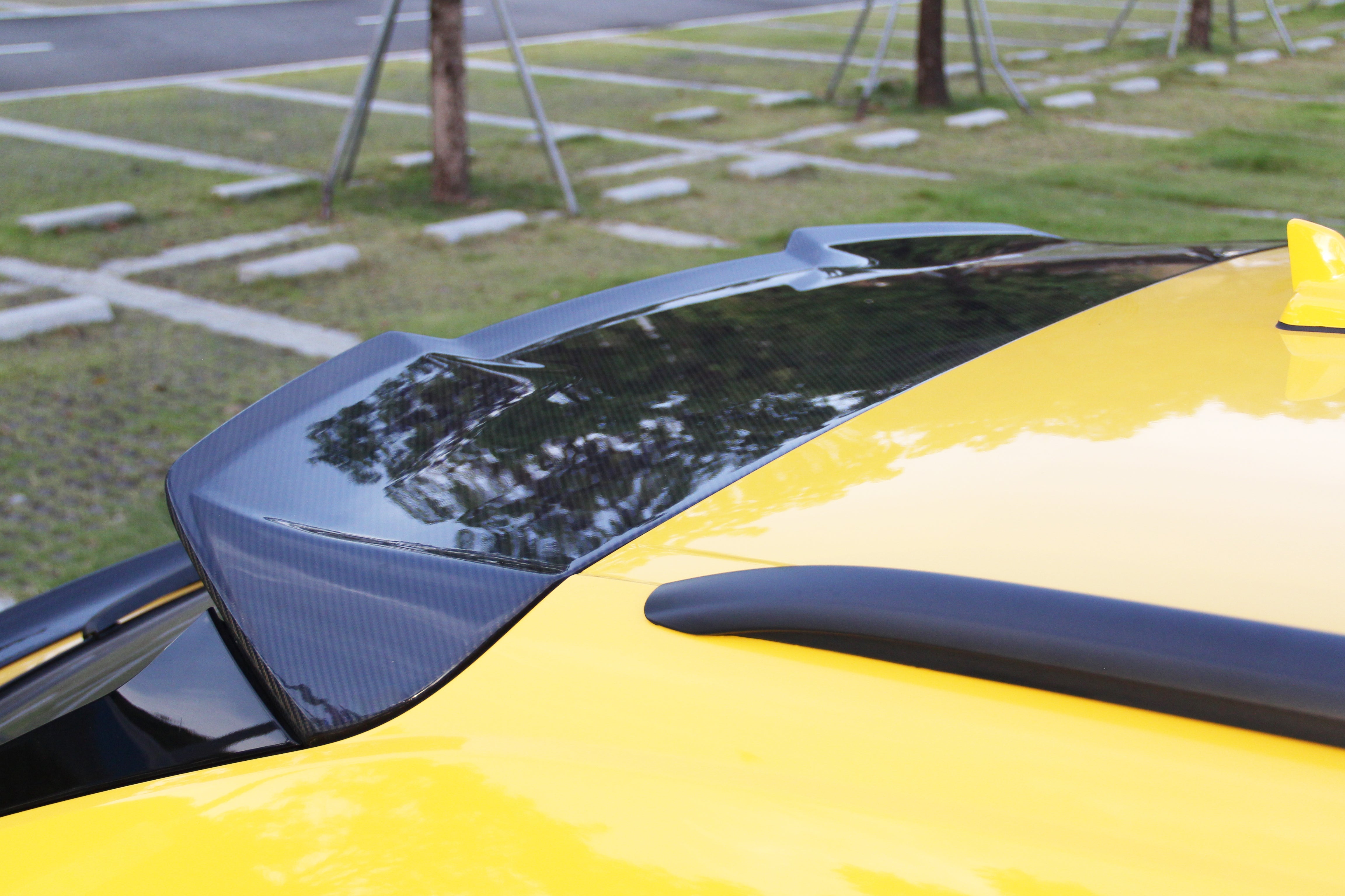 Carbonado 2020-2023 Audi RSQ8 AD Style Dry Carbon Fiber Roof Spoiler
