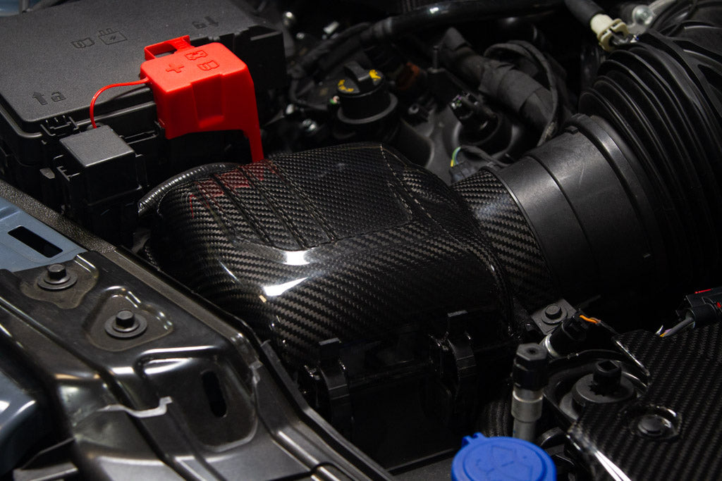 Cubierta superior de la caja de admisión de fibra de carbono APR (Ford Mustang S650 2024+)