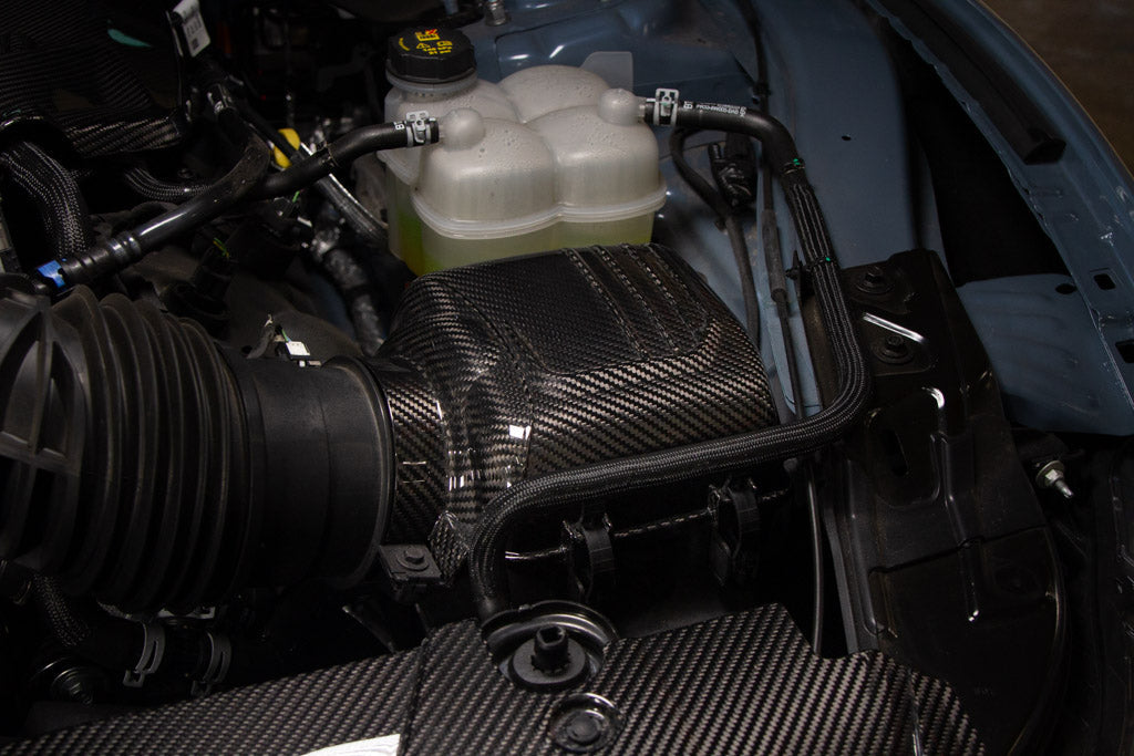 Cubierta superior de la caja de admisión de fibra de carbono APR (Ford Mustang S650 2024+)